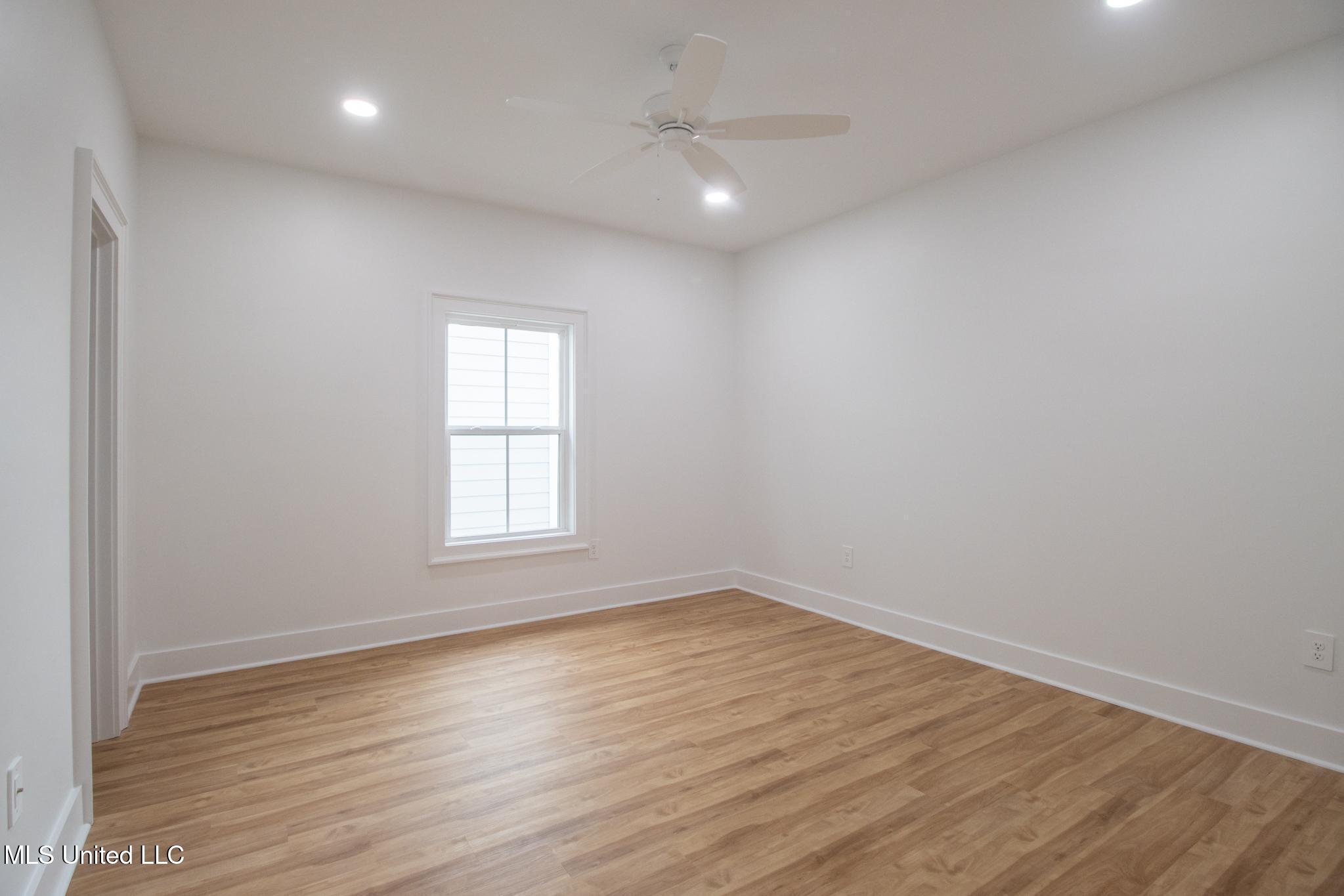 103 E 2nd Street Property Photo 18