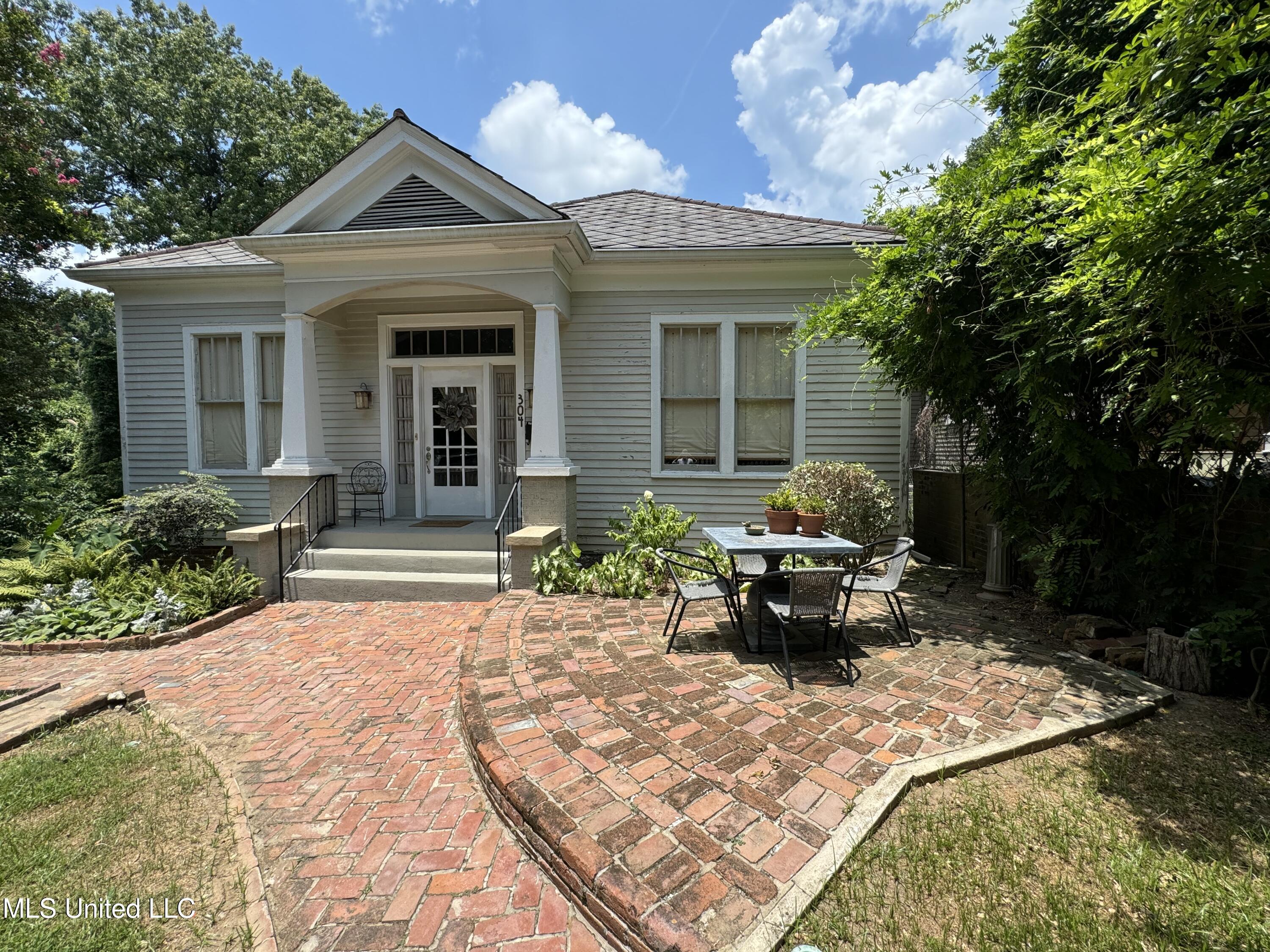 304 Lambert Street Property Photo 1