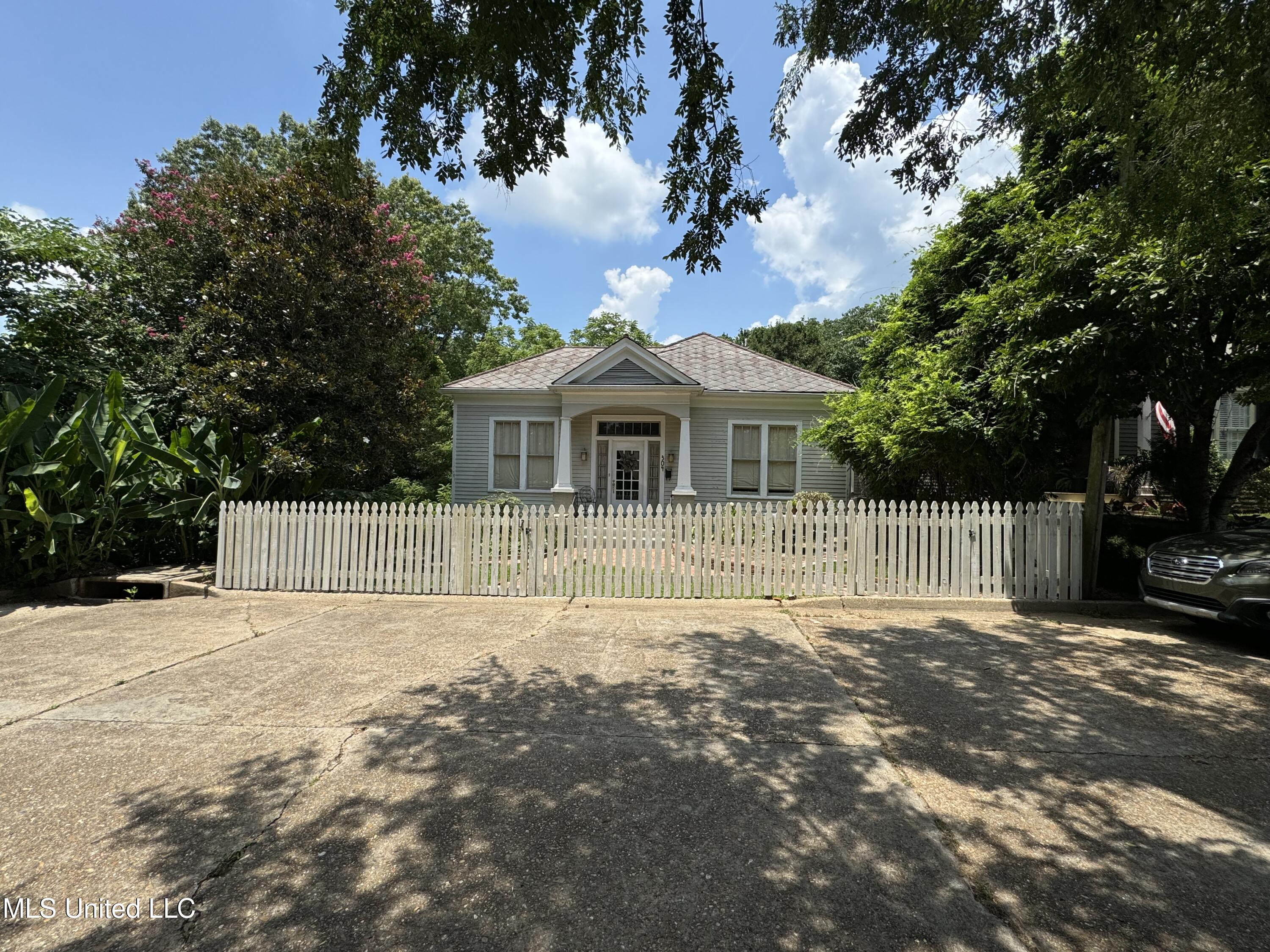 304 Lambert Street Property Photo 3