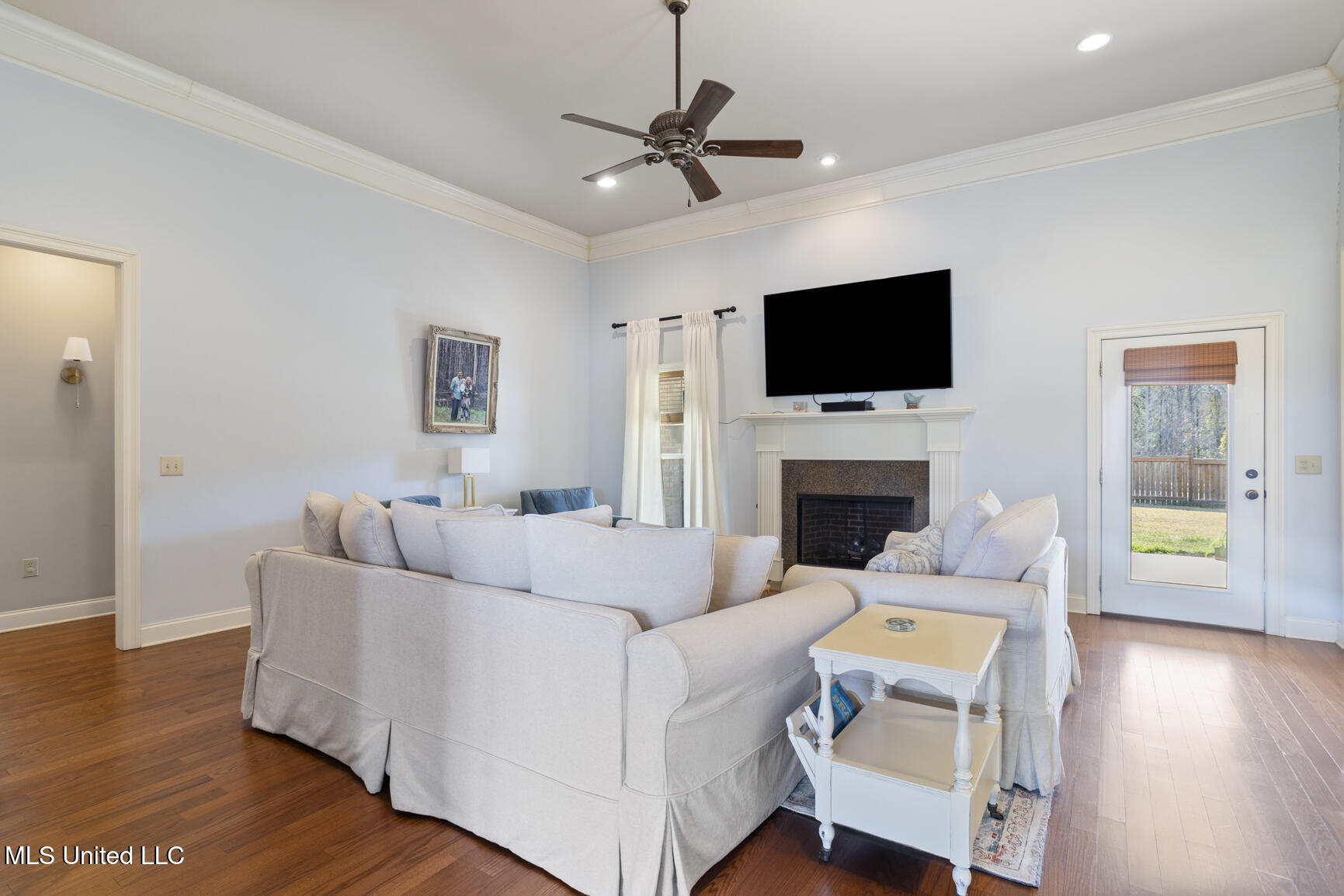 300 Deer Hollow Property Photo 6