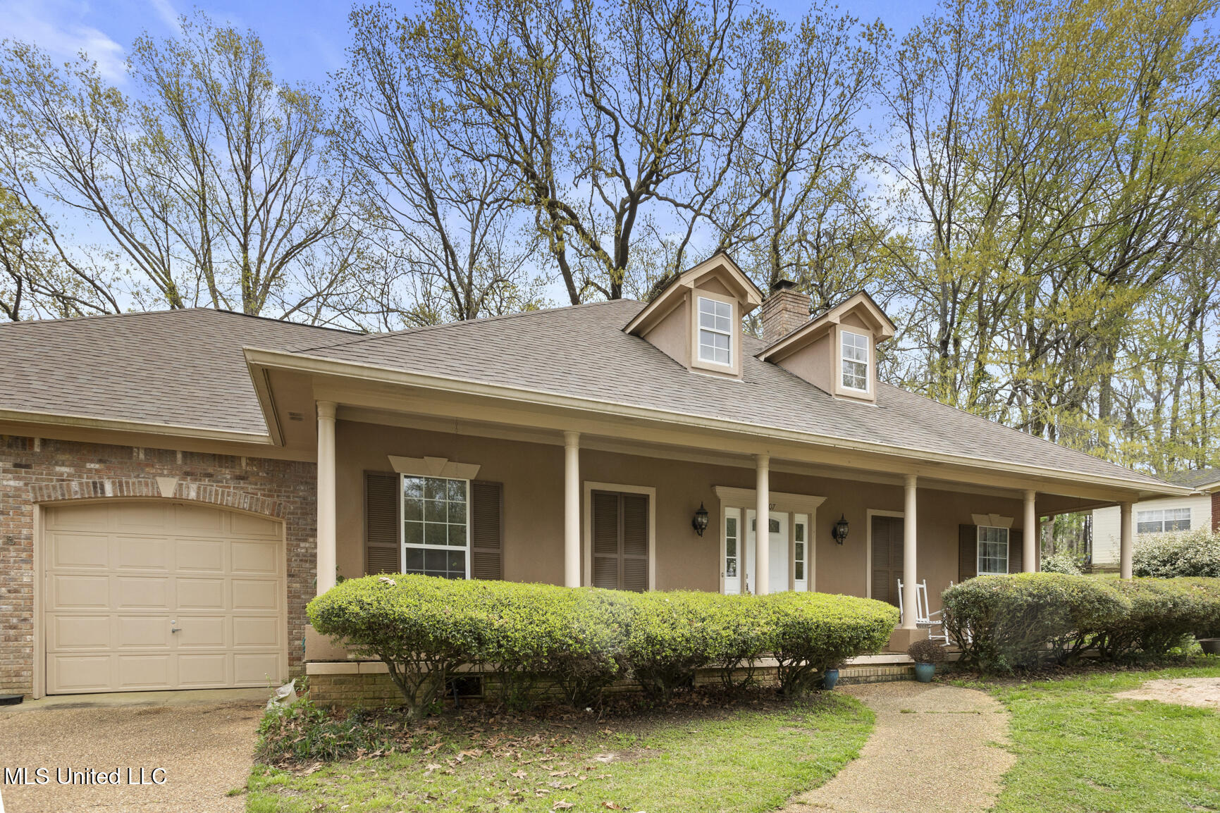 107 Newport Circle Property Photo 1