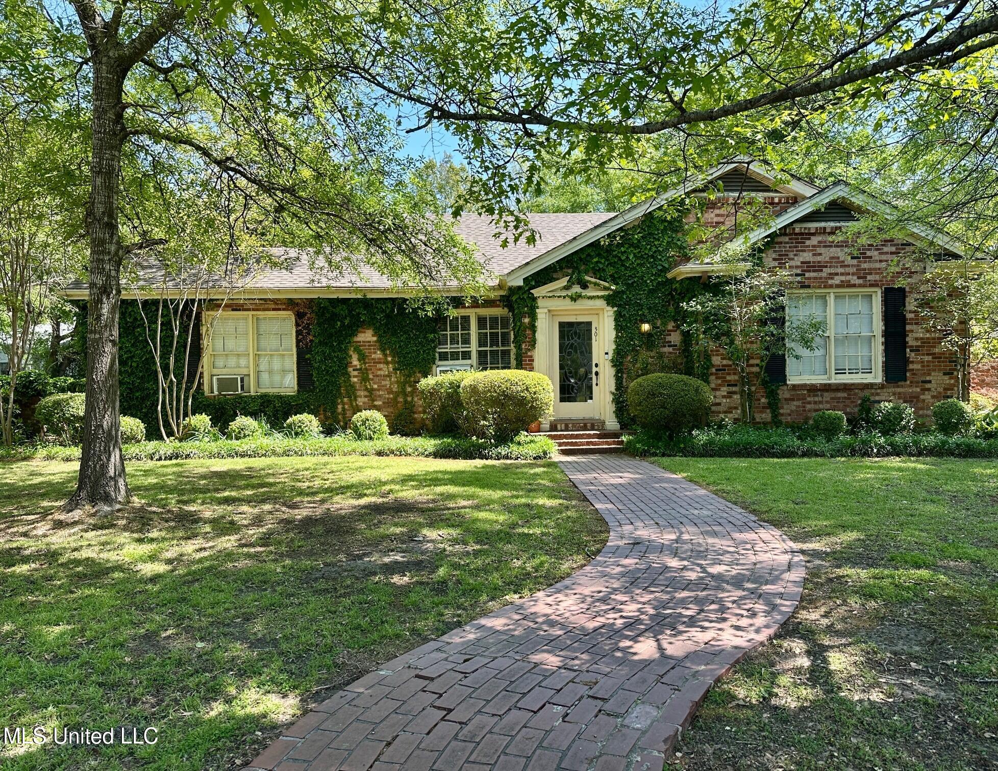 301 S Victoria Avenue Property Photo 1