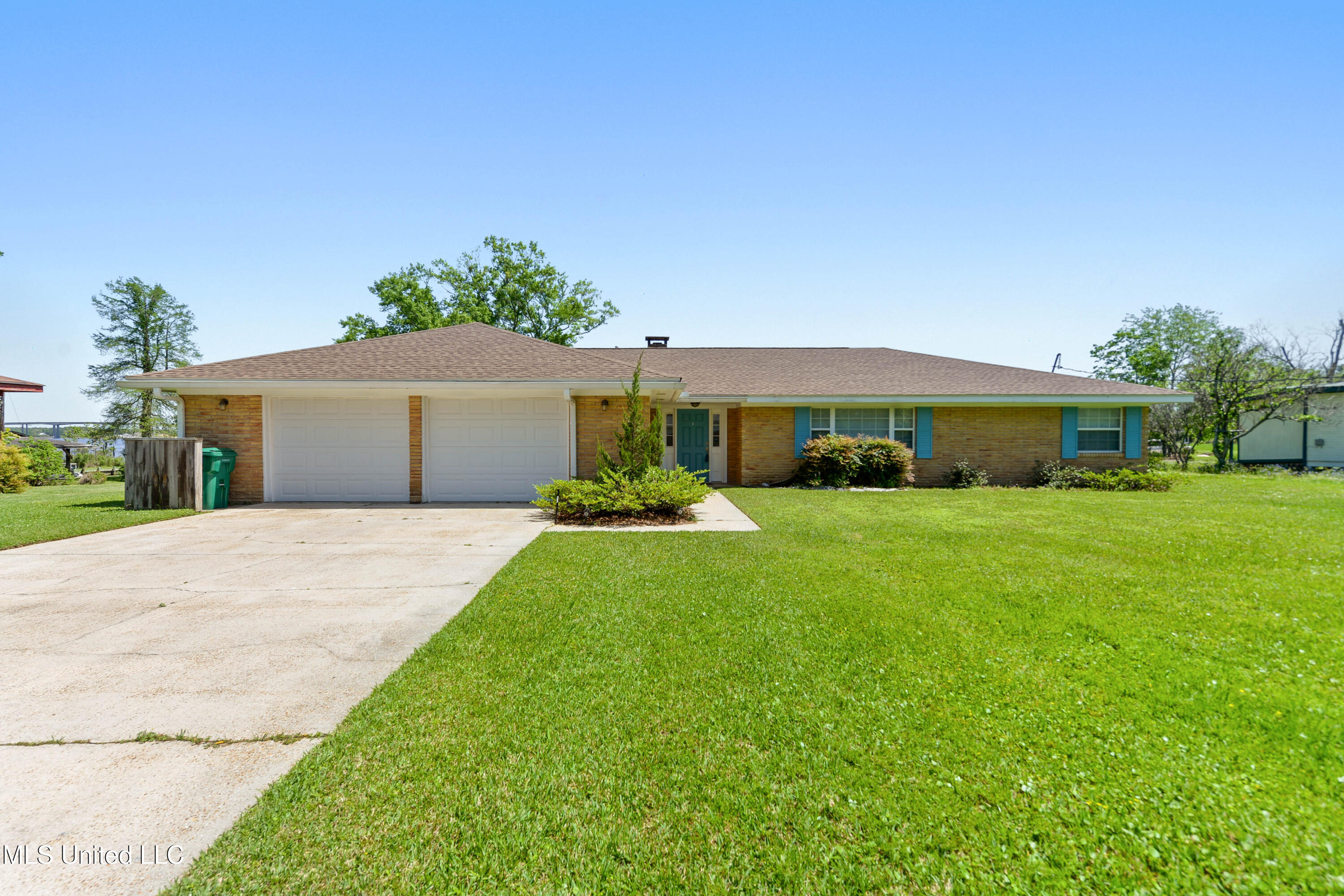 5212 Lakeview Drive Property Photo 1