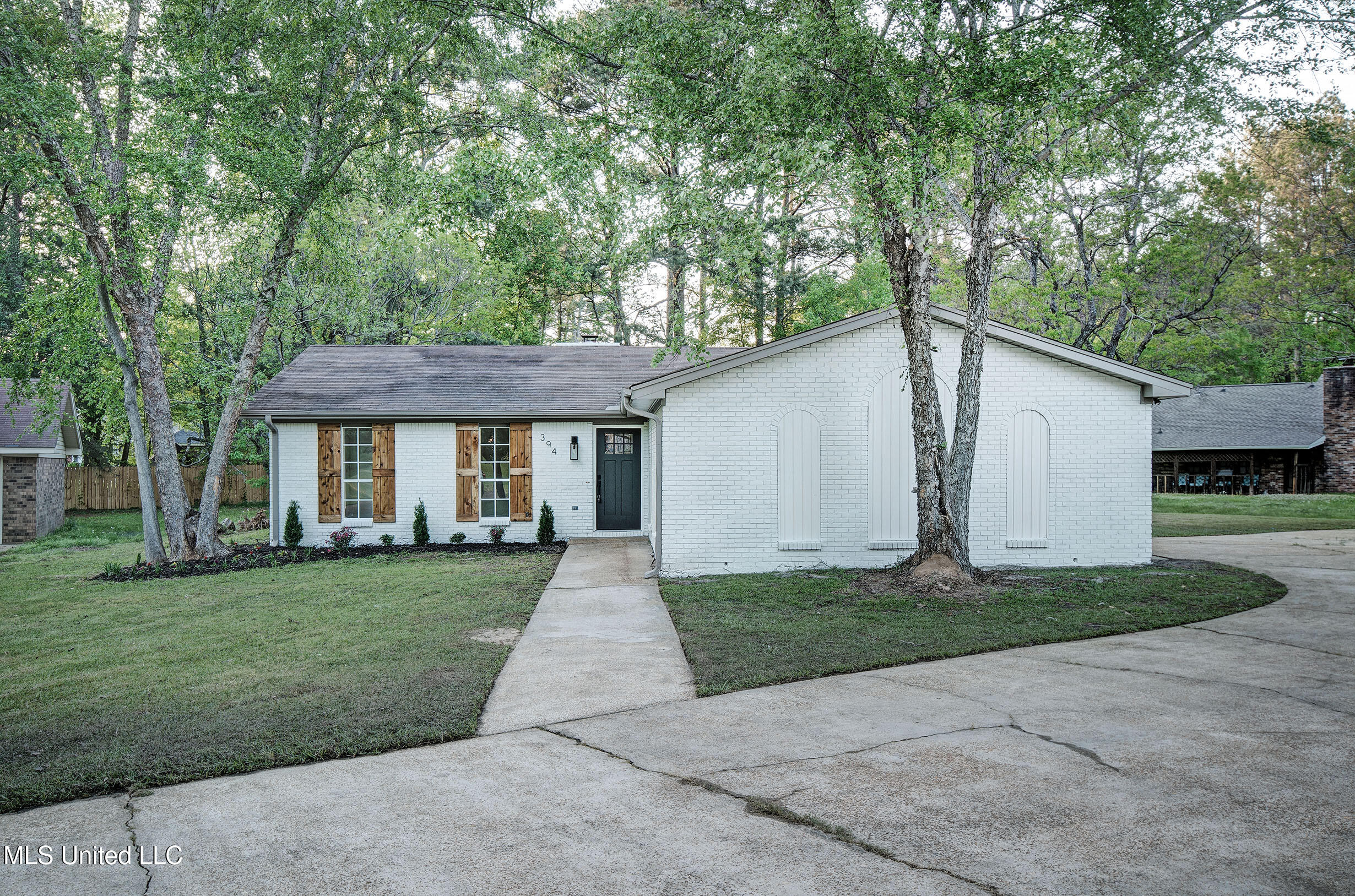 394 Woodcliff Drive Property Photo 1