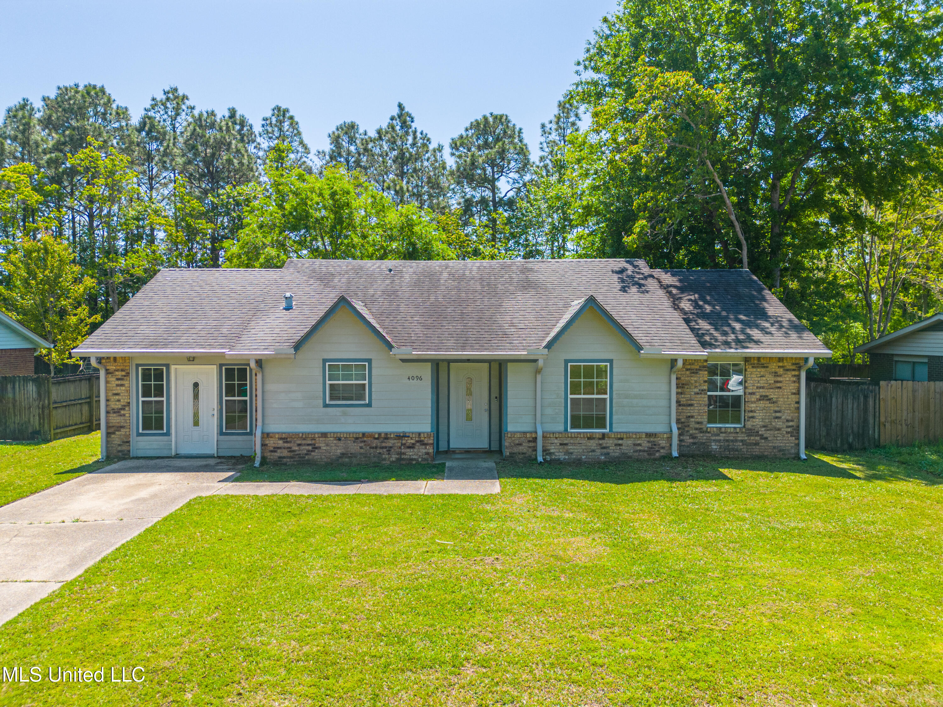 4096 Groveland Road Property Photo 1