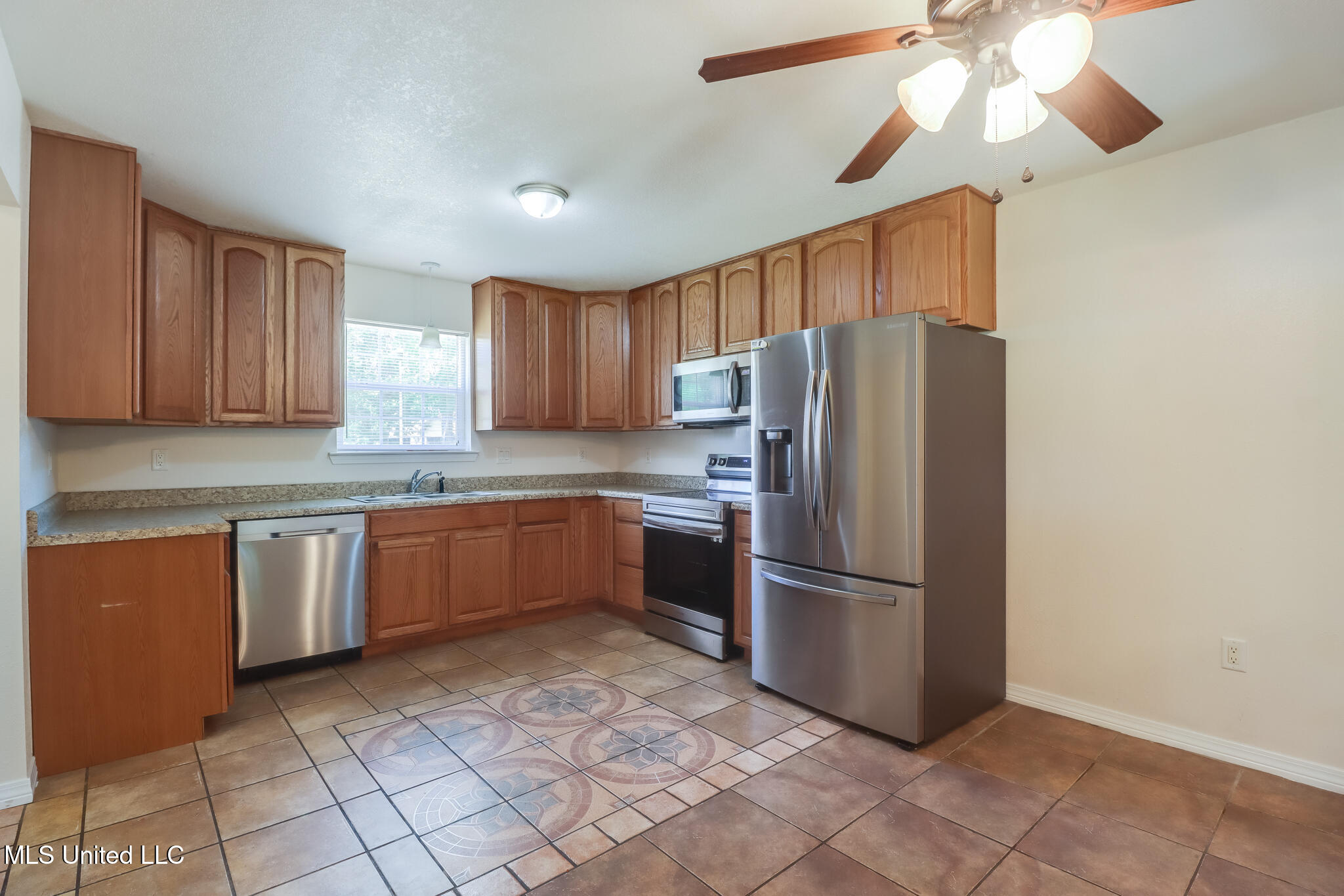 4096 Groveland Road Property Photo 4