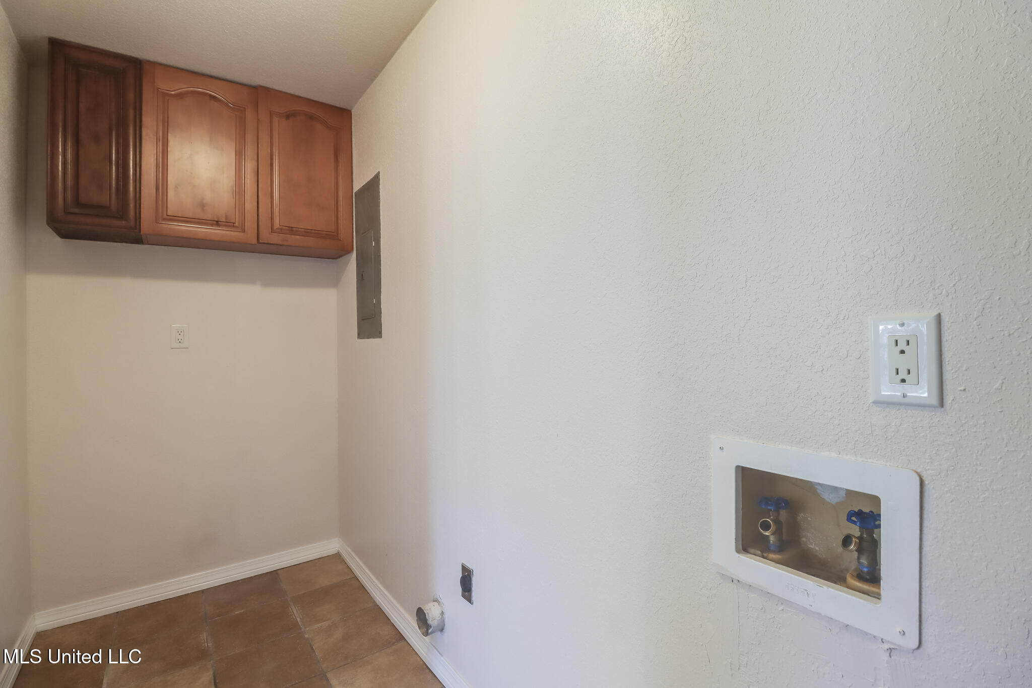 4096 Groveland Road Property Photo 9