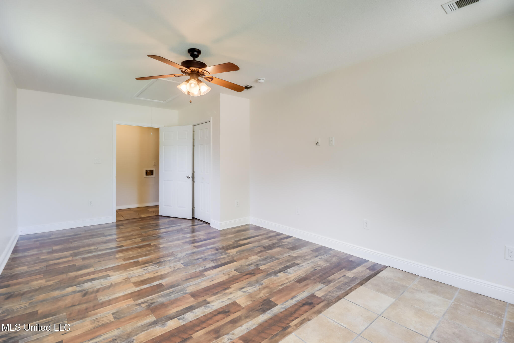 4096 Groveland Road Property Photo 10