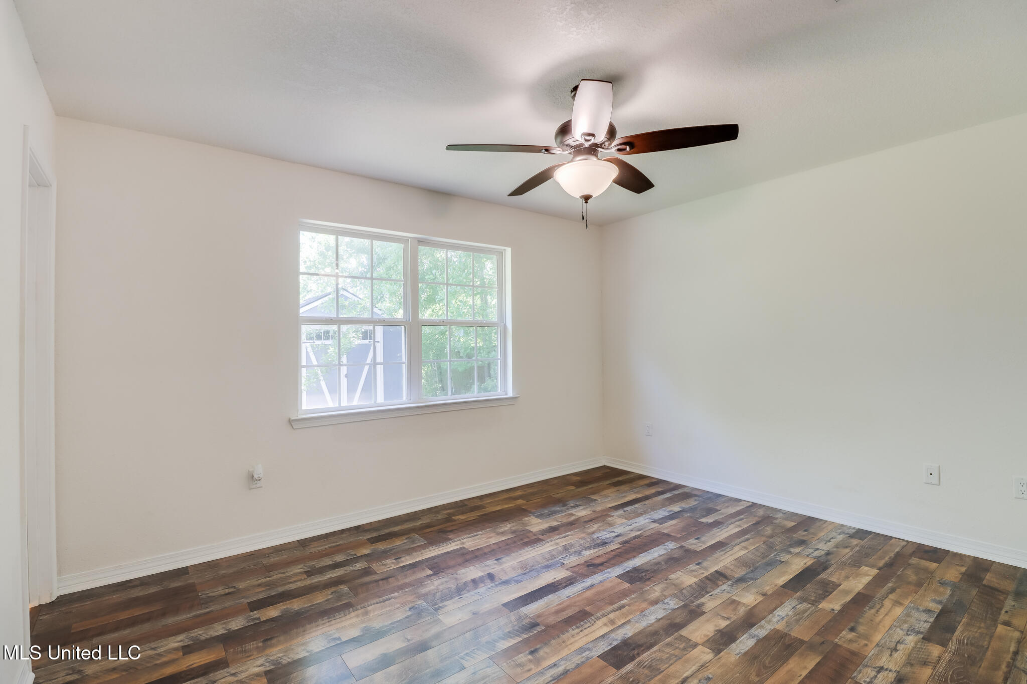 4096 Groveland Road Property Photo 12