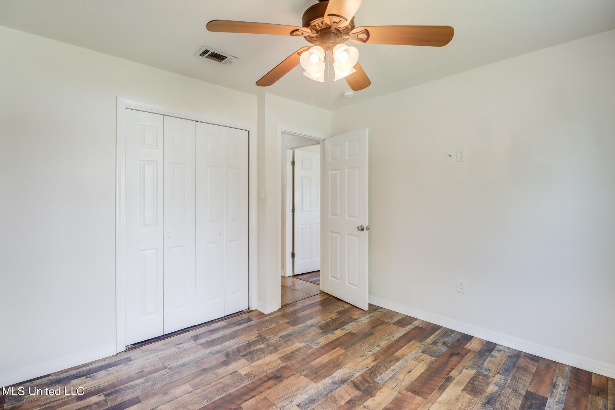 4096 Groveland Road Property Photo 16