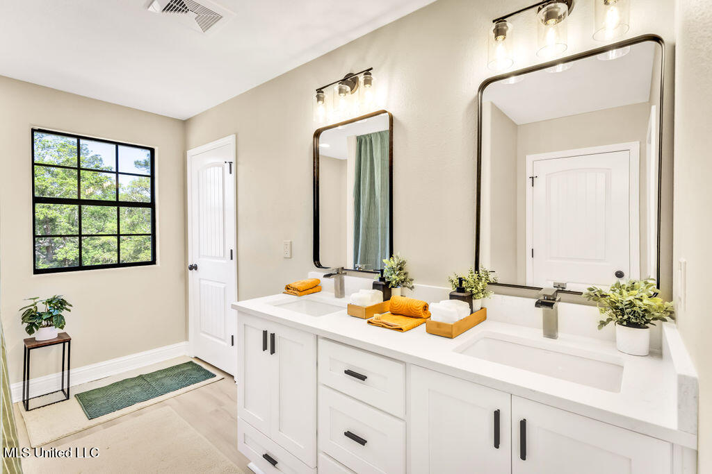 749 E North Street Property Photo 12