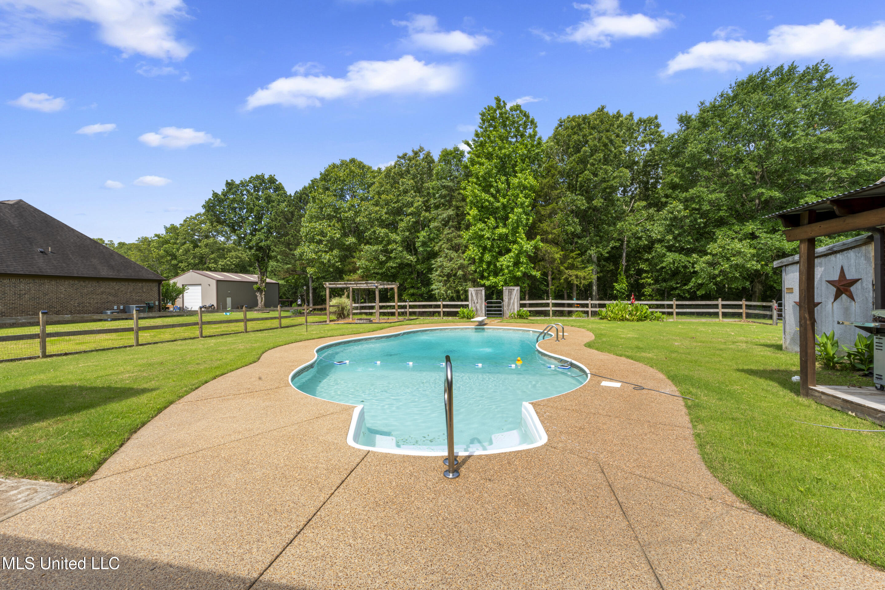 367 W Byhalia Creek Farms Road Property Photo 1