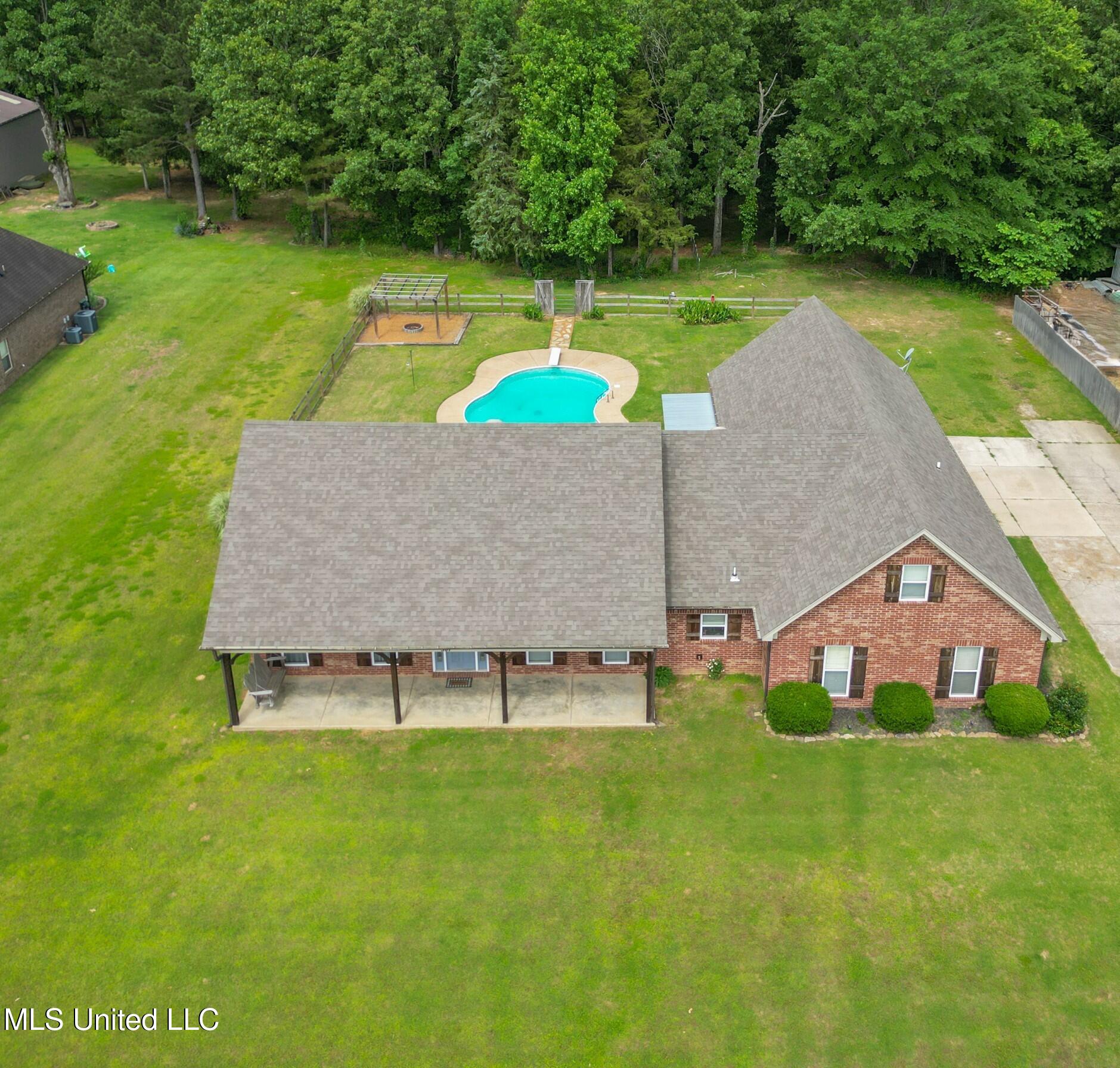 367 W Byhalia Creek Farms Road Property Photo 1