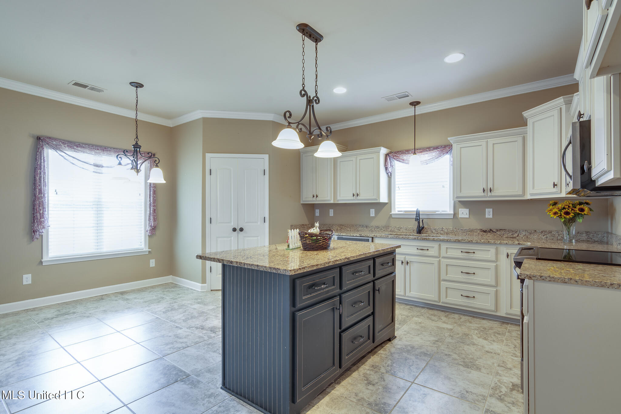 7294 Wind Drive Property Photo 8