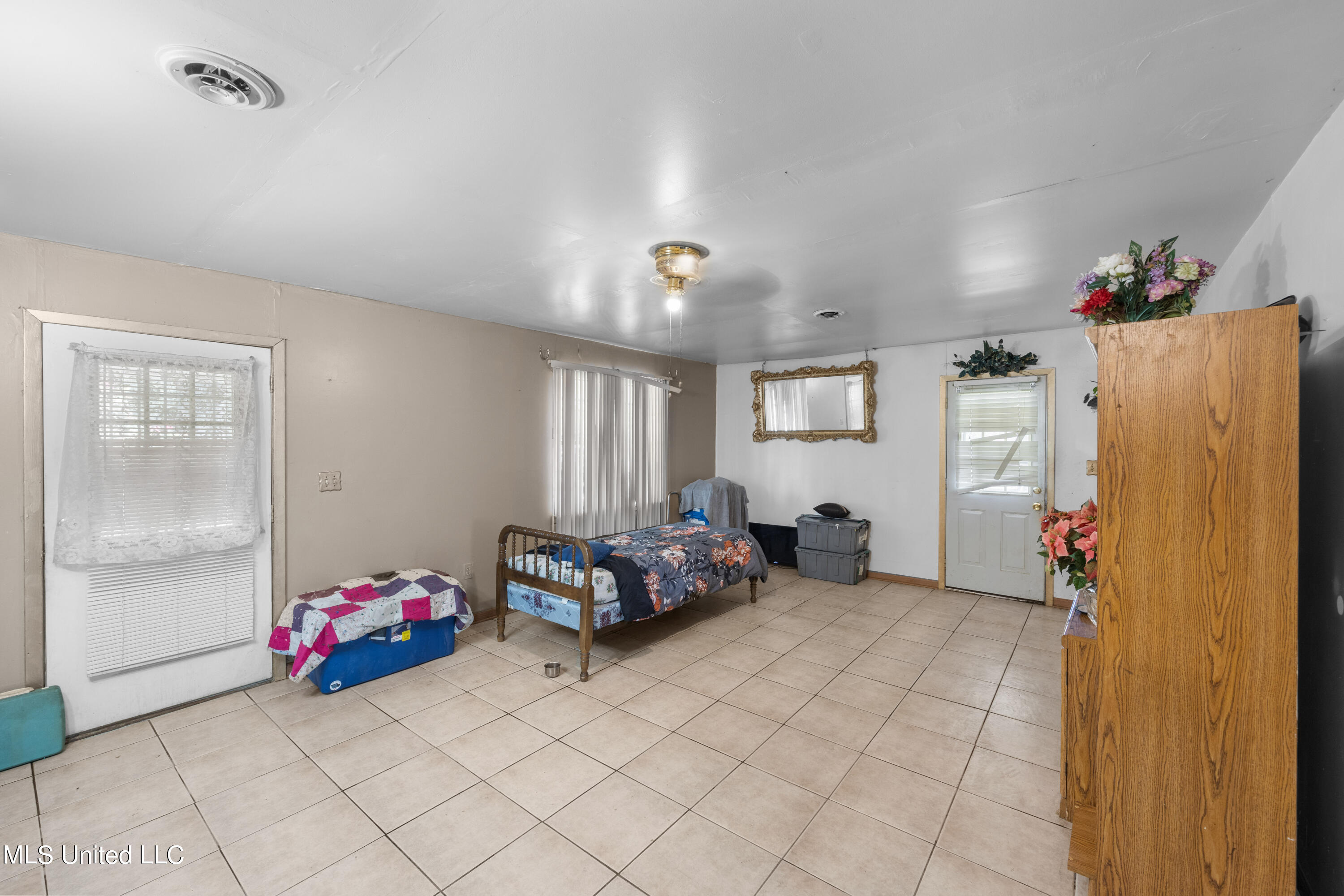 325 Loring Road Property Photo 6