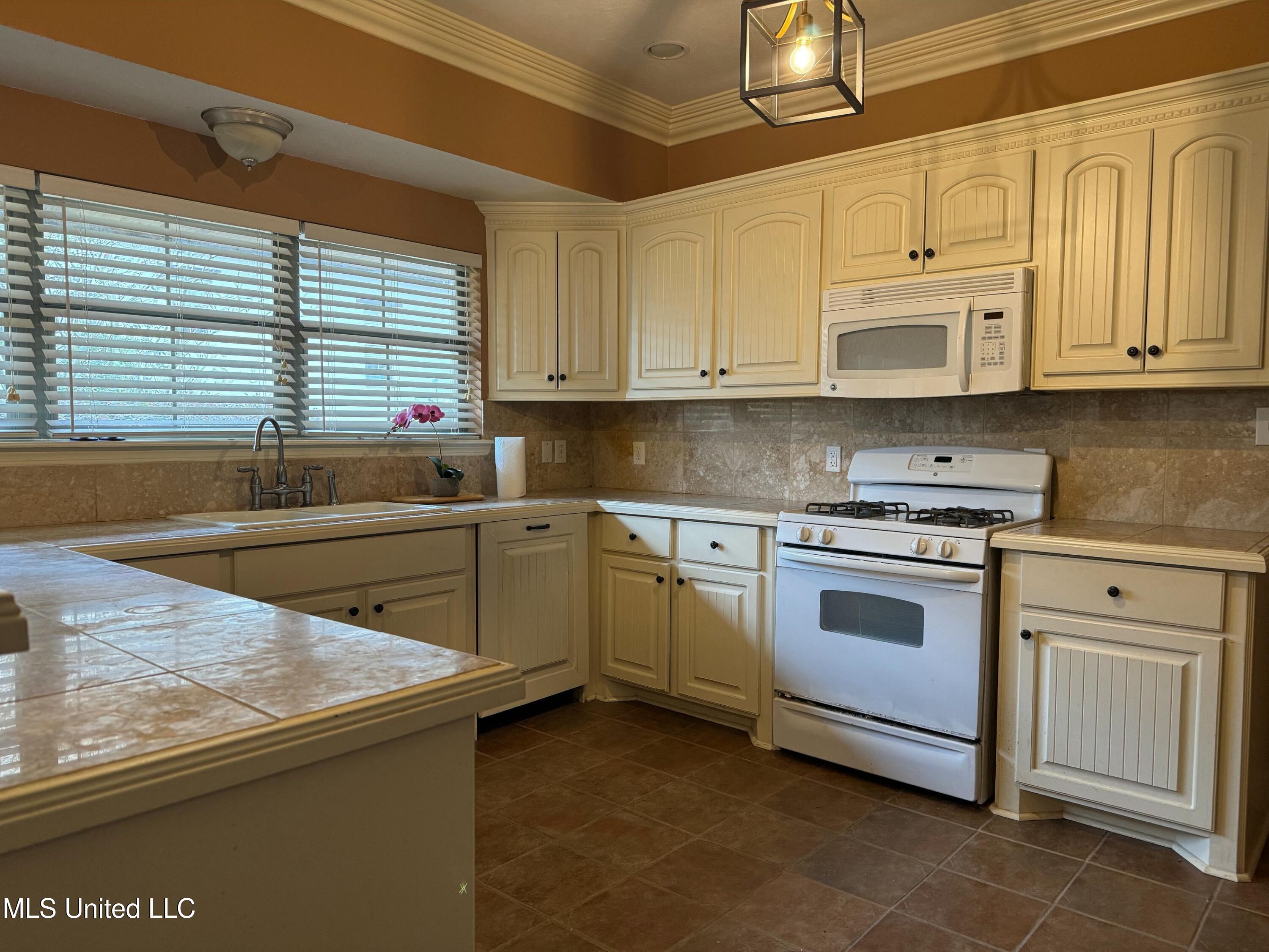 4550 Ridgewood Road Property Photo 2