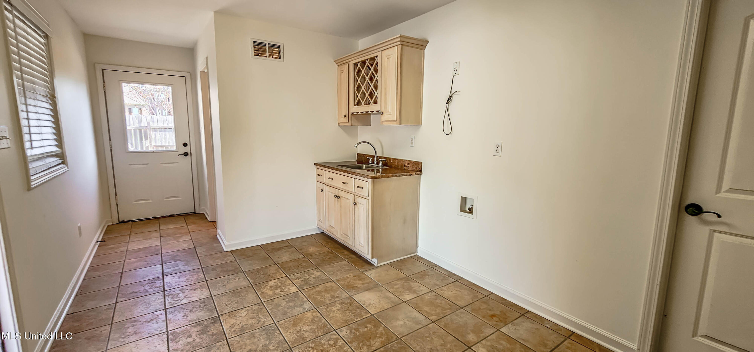 8339 Whites Crossing Crossing Property Photo 6