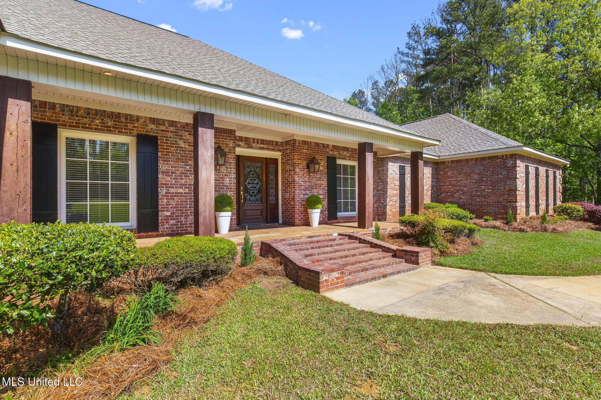 211 Lake Terrace Place Property Photo 3