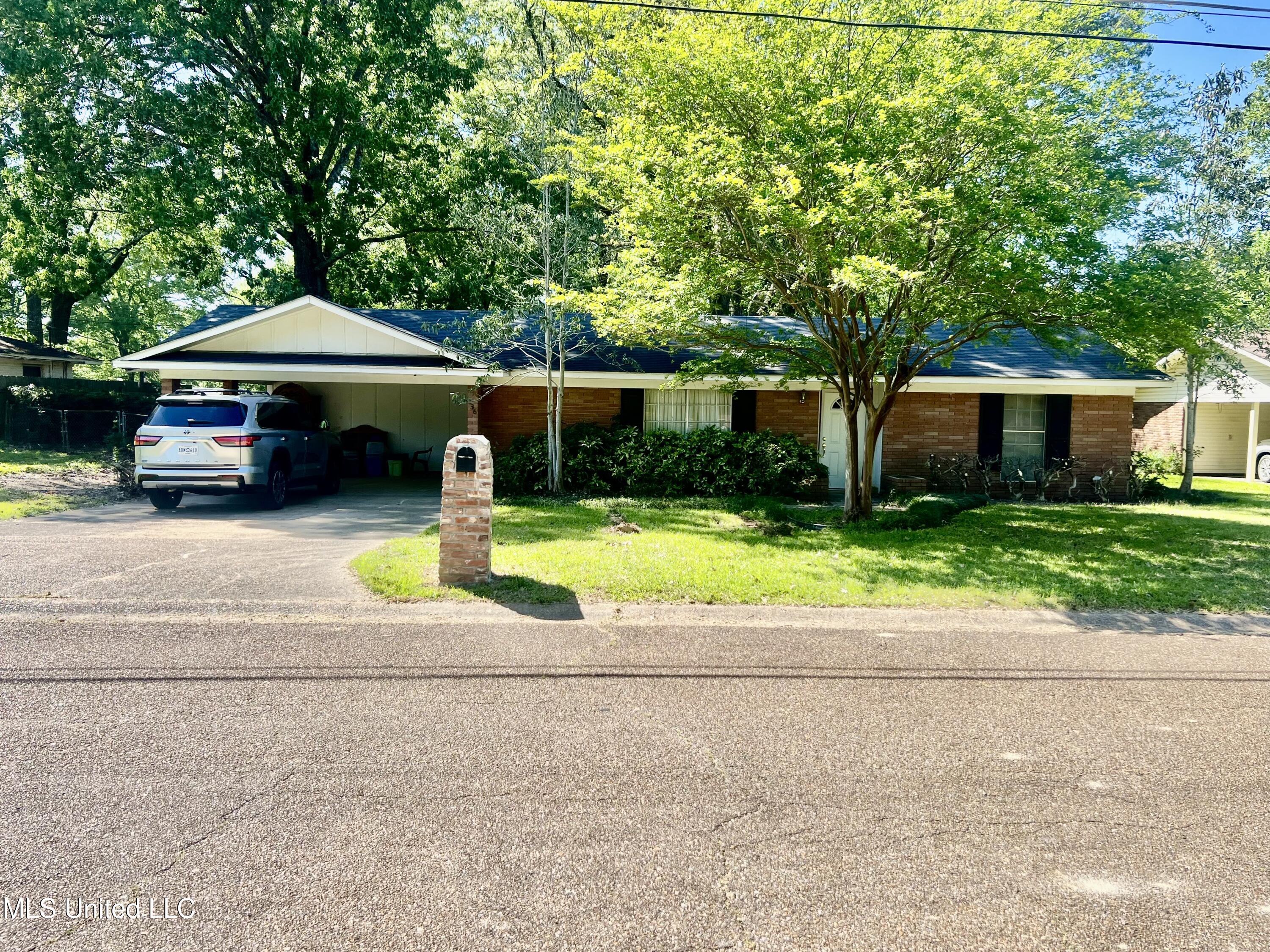 136 Pecanwood Drive Property Photo 1
