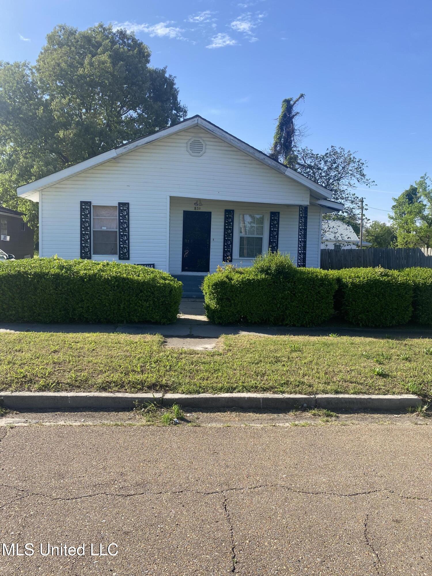 810 S Edwards Avenue Property Photo 1