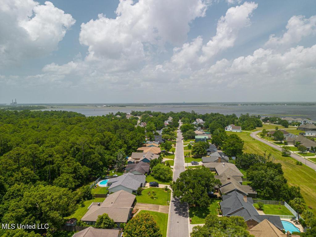 419 Cove Drive Property Photo 5