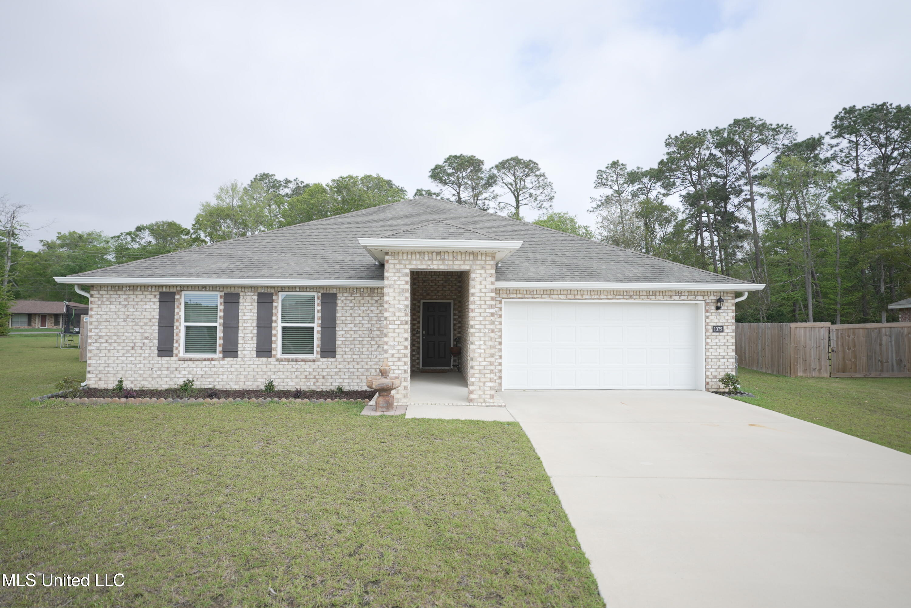 1072 Enclave Circle Property Photo 1