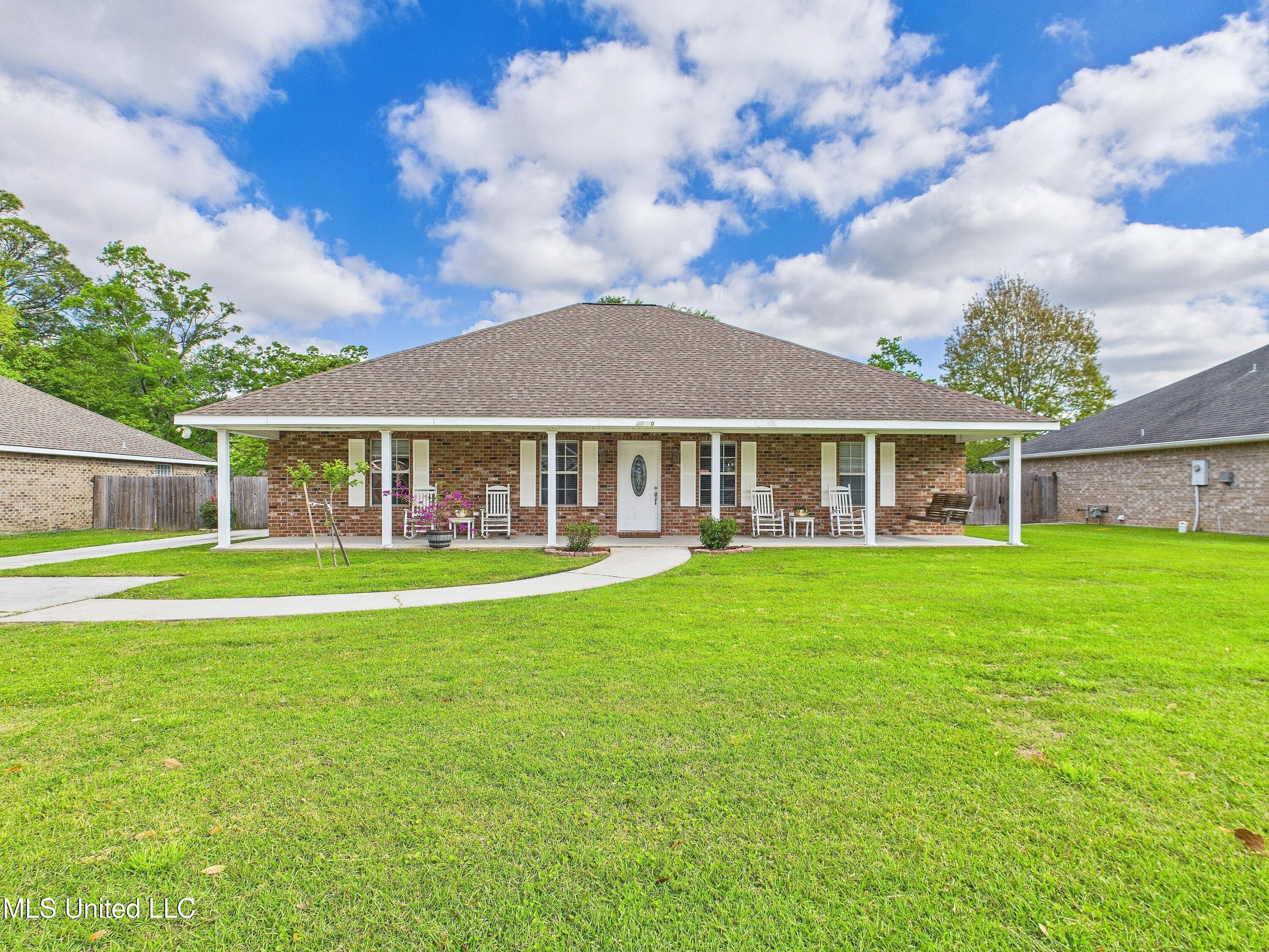 15920 Hardwood Place Property Photo 1