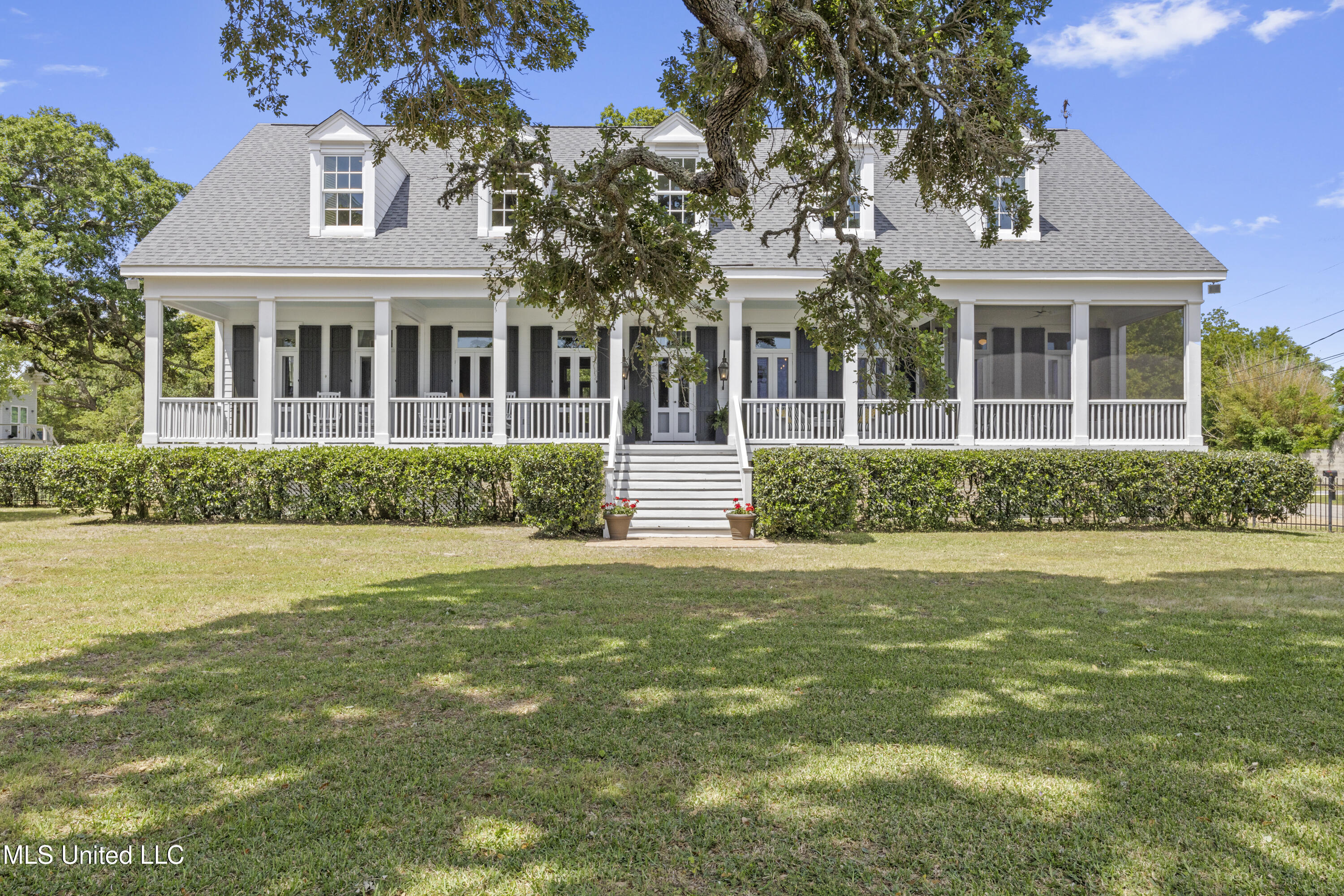 600 W Beach Boulevard Property Photo 1