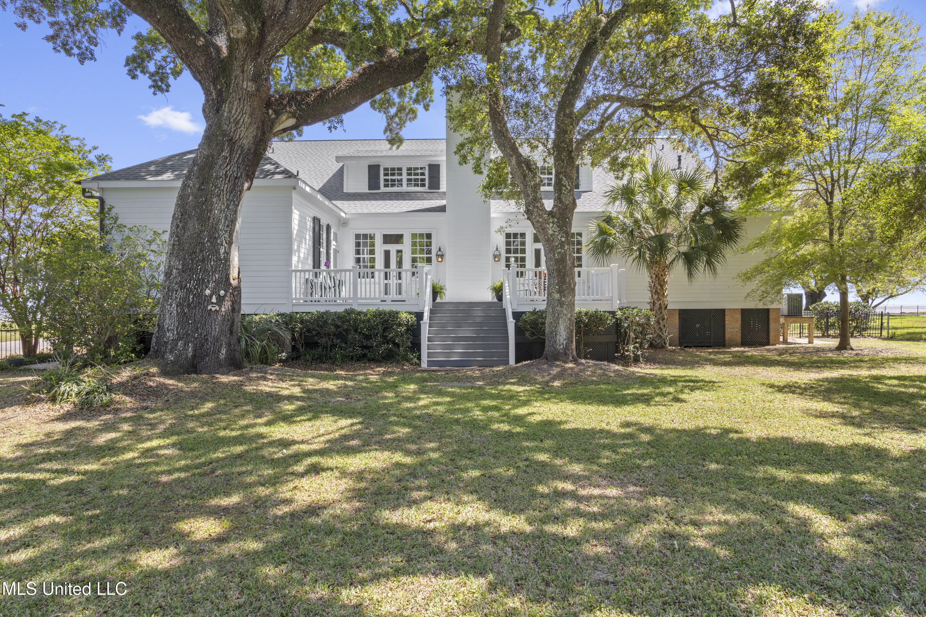 600 W Beach Boulevard Property Photo 4