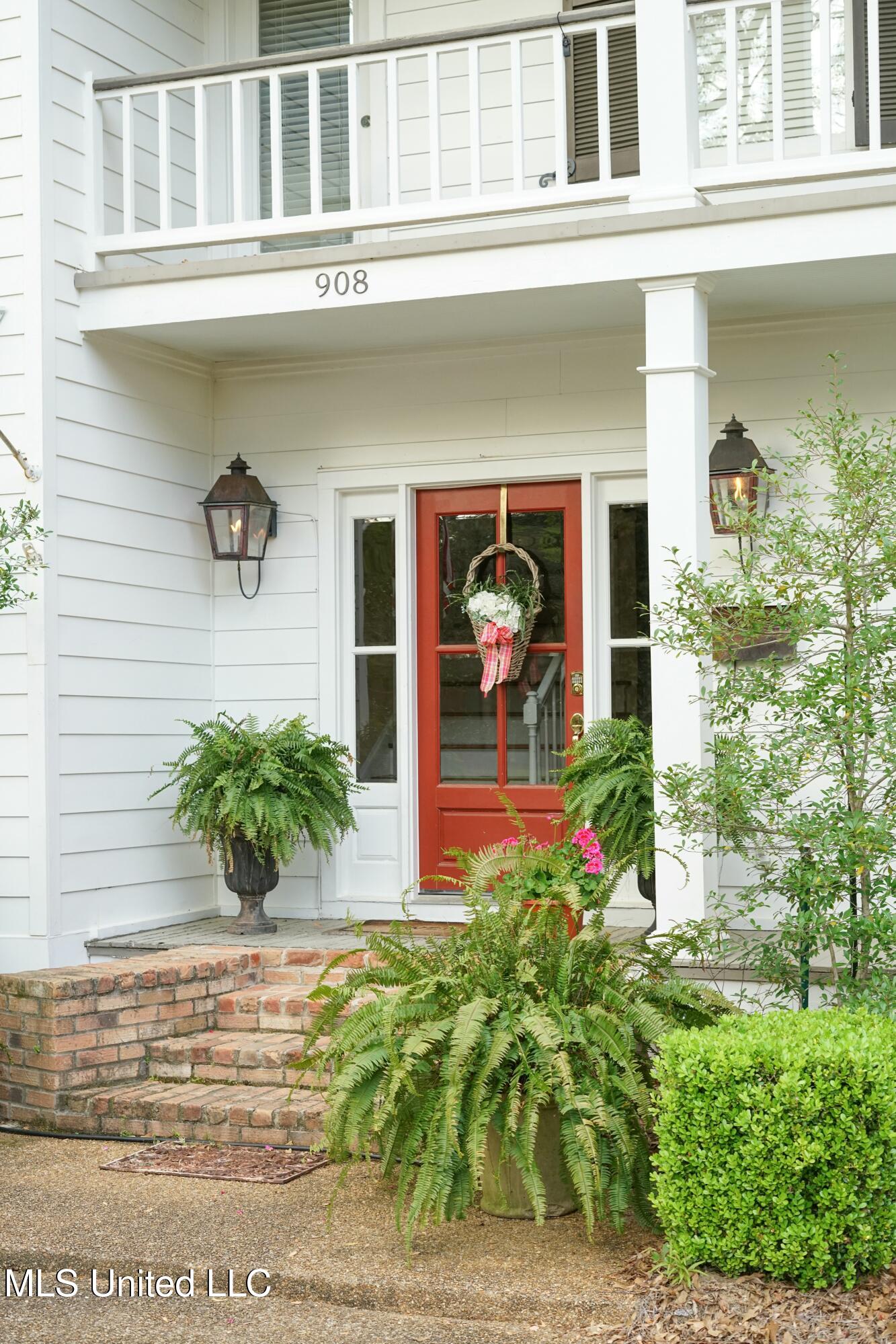 908 Newland Street Property Photo 5