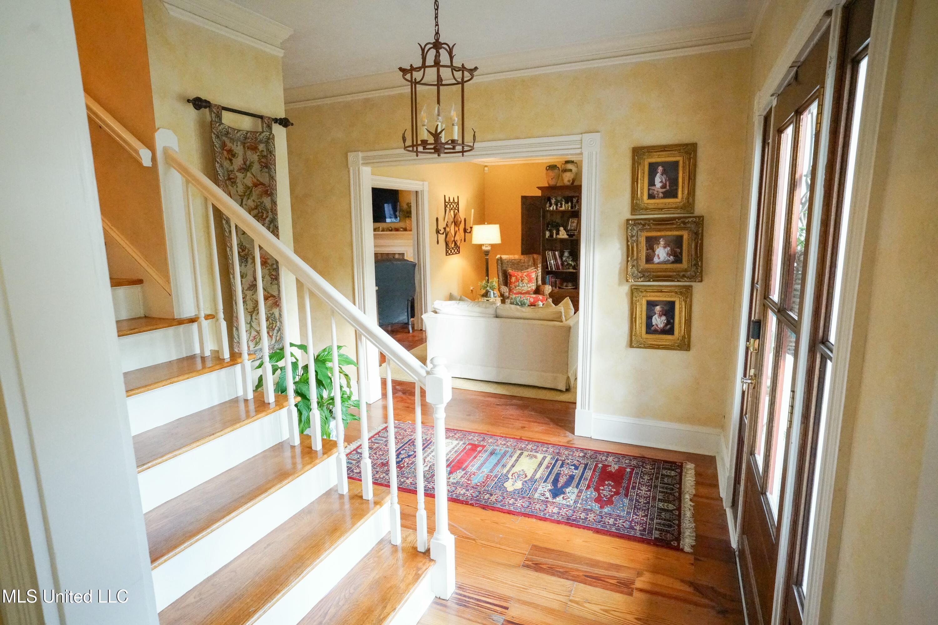 908 Newland Street Property Photo 6