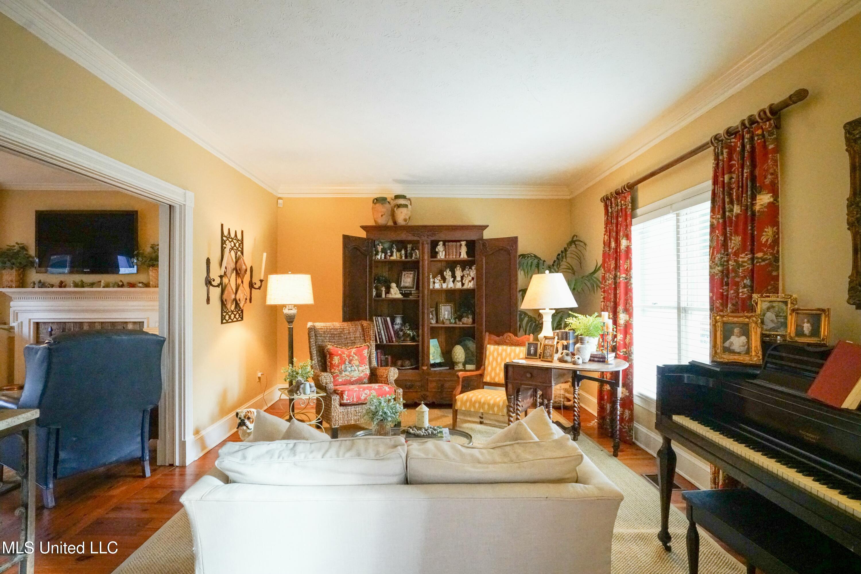 908 Newland Street Property Photo 7