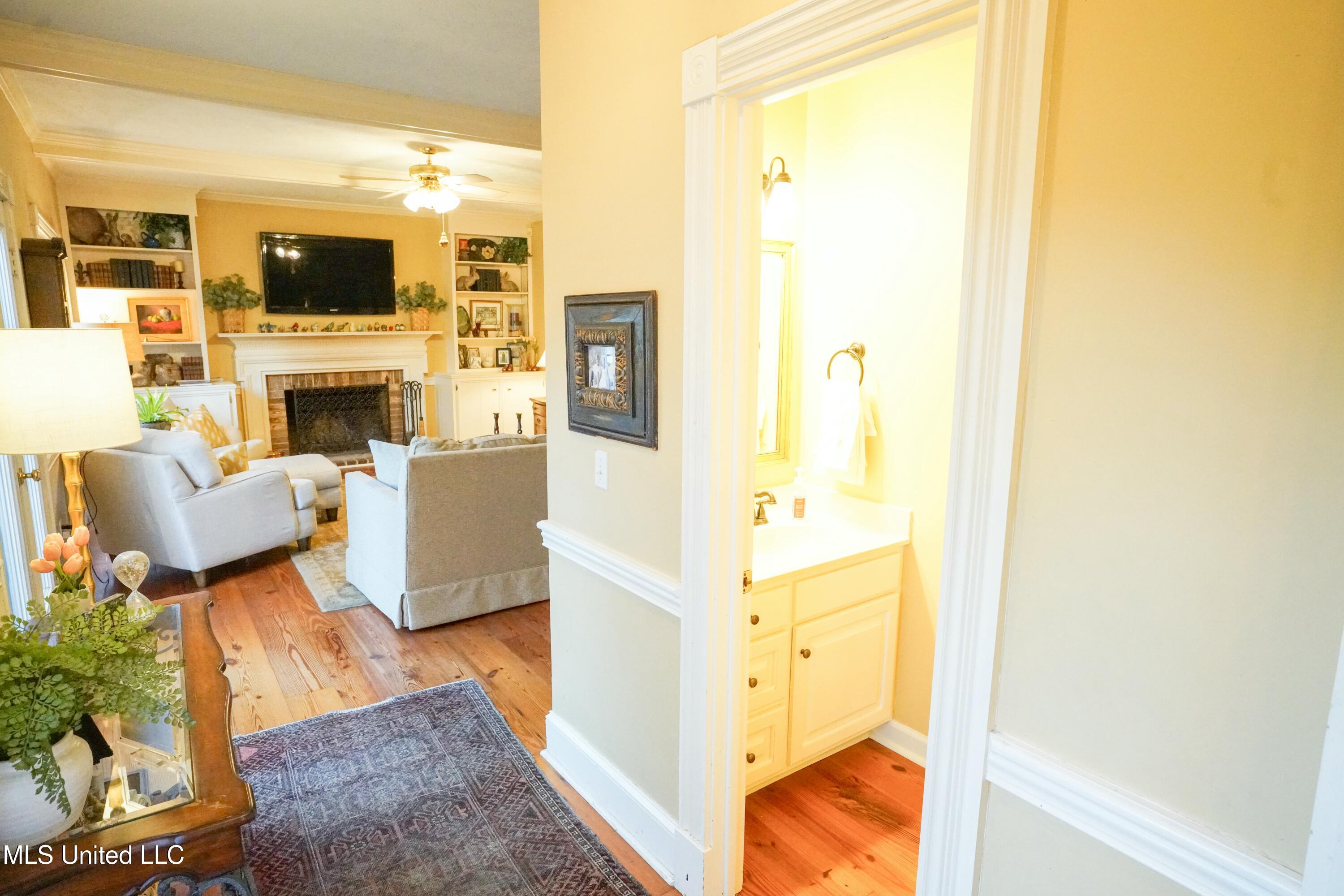 908 Newland Street Property Photo 14