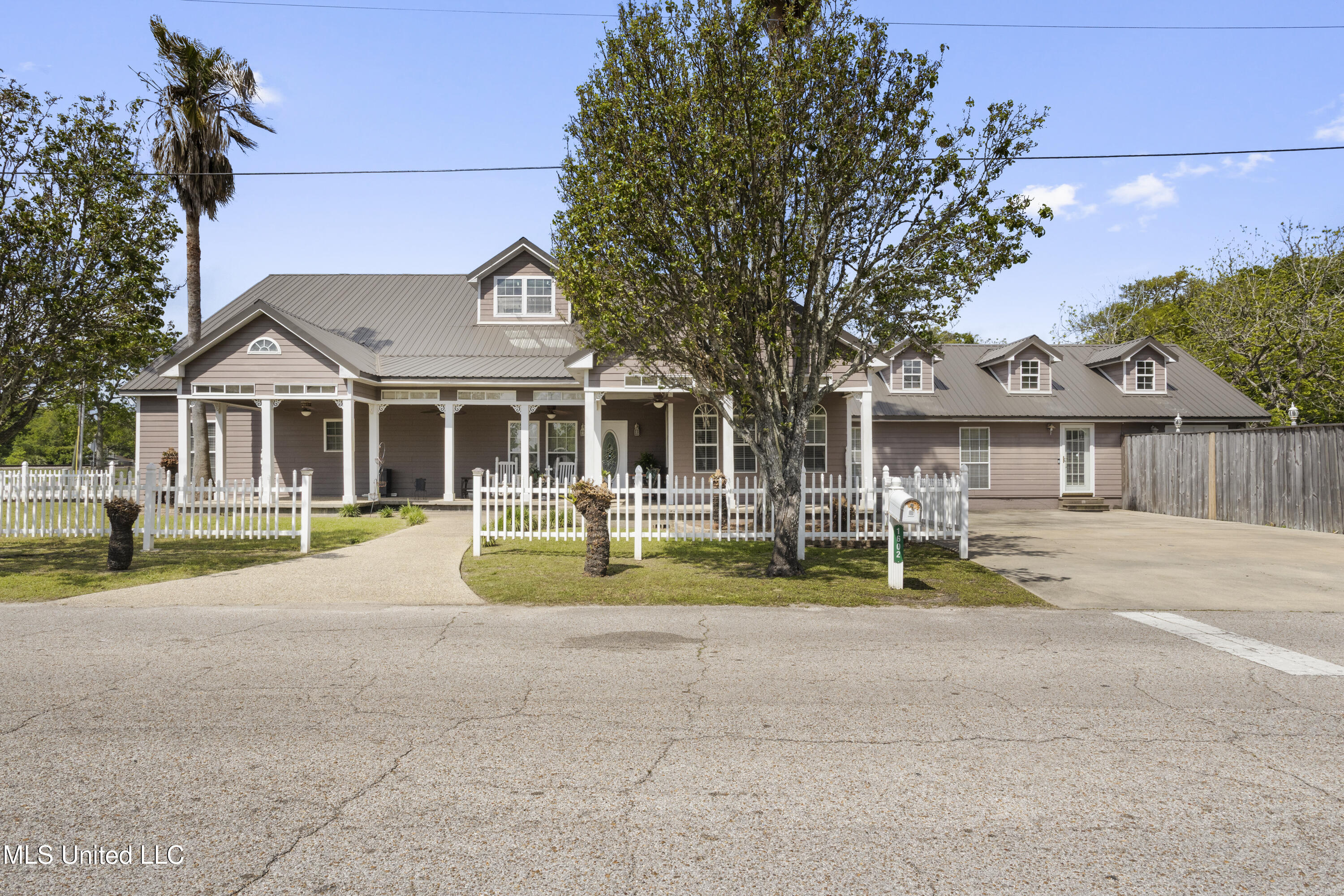 1602 E Railroad Street Property Photo 1