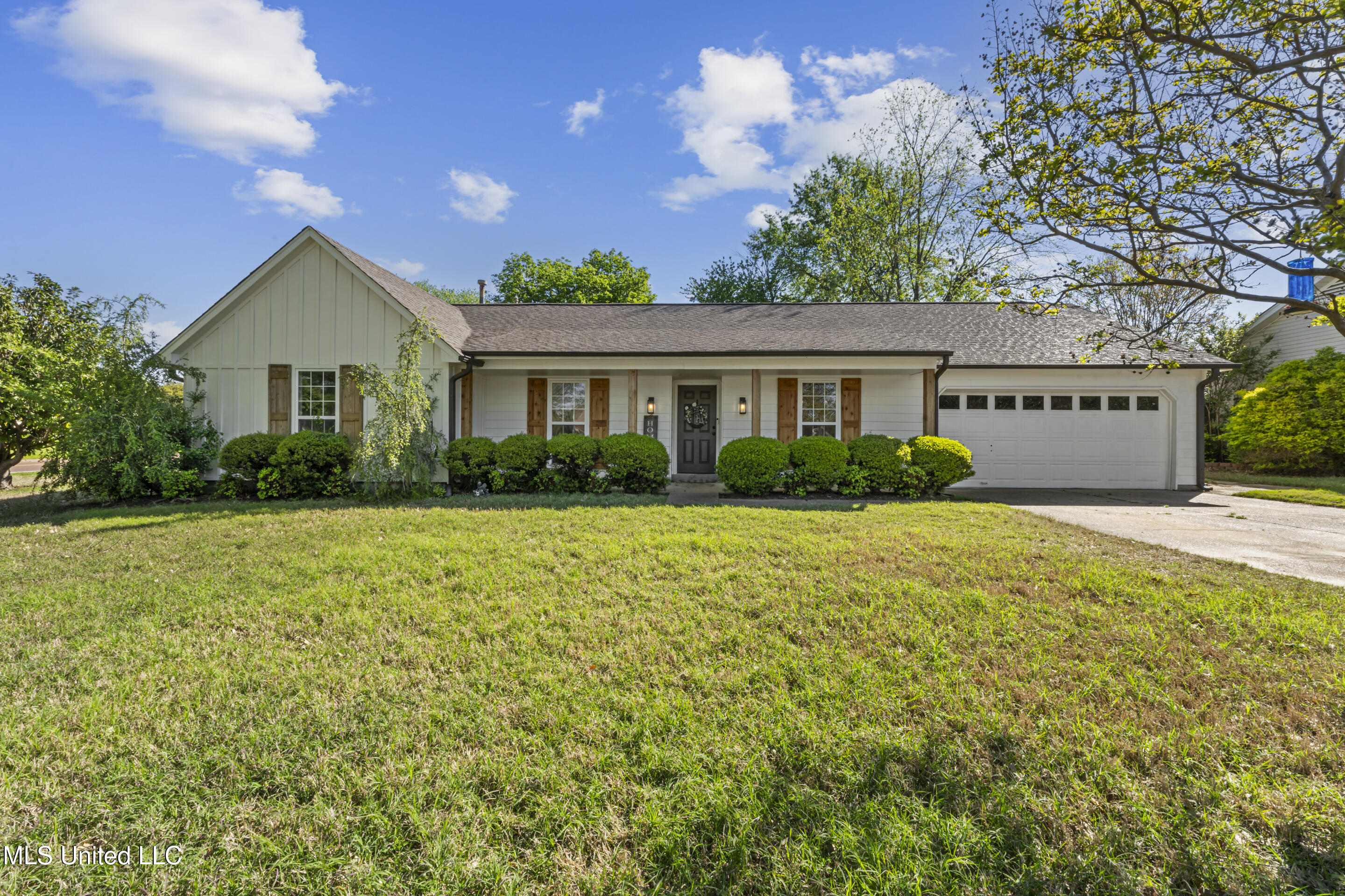 7572 Lone Oak Cove Property Photo 1