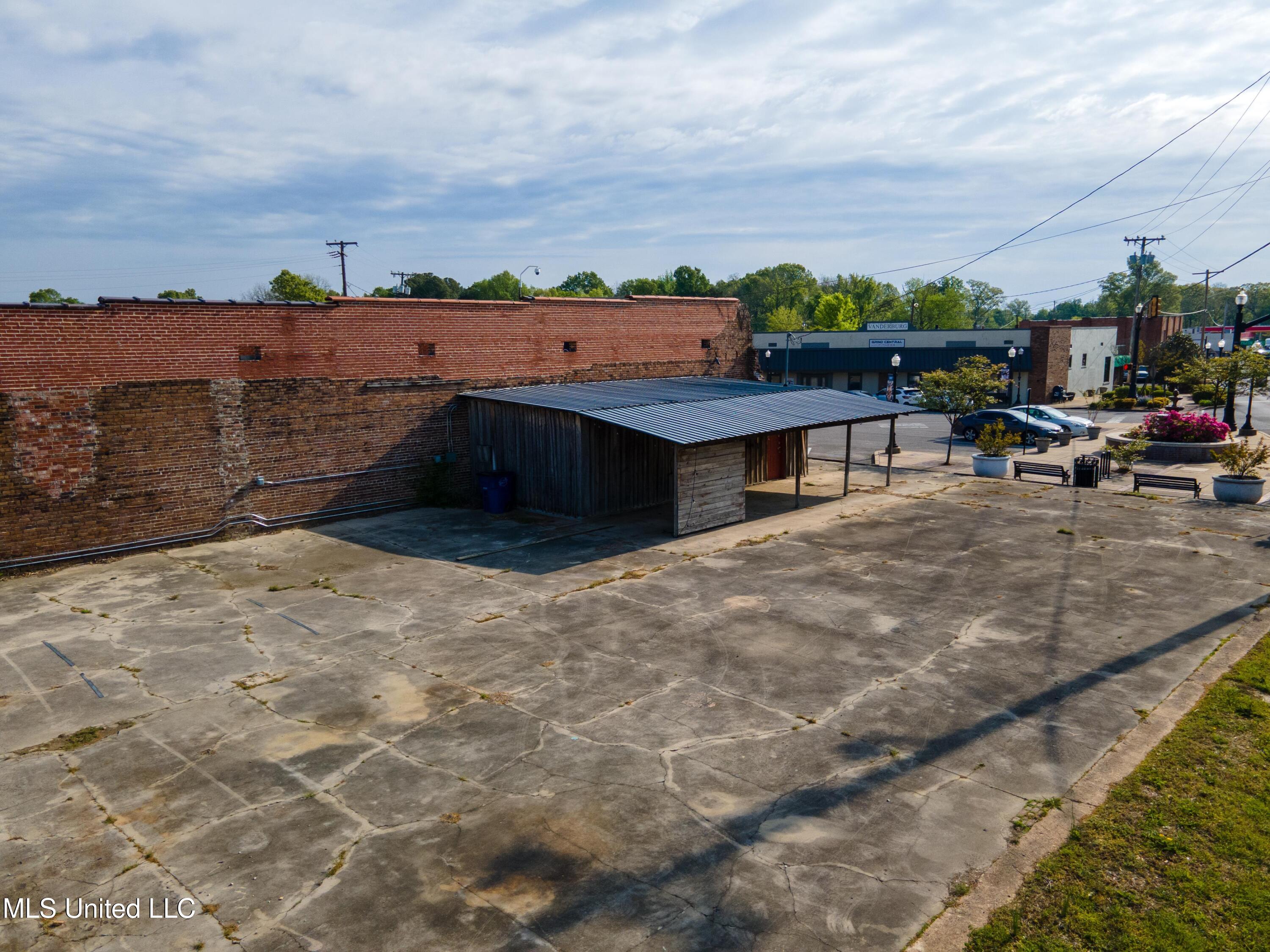 9092 Goodman Road Property Photo 7