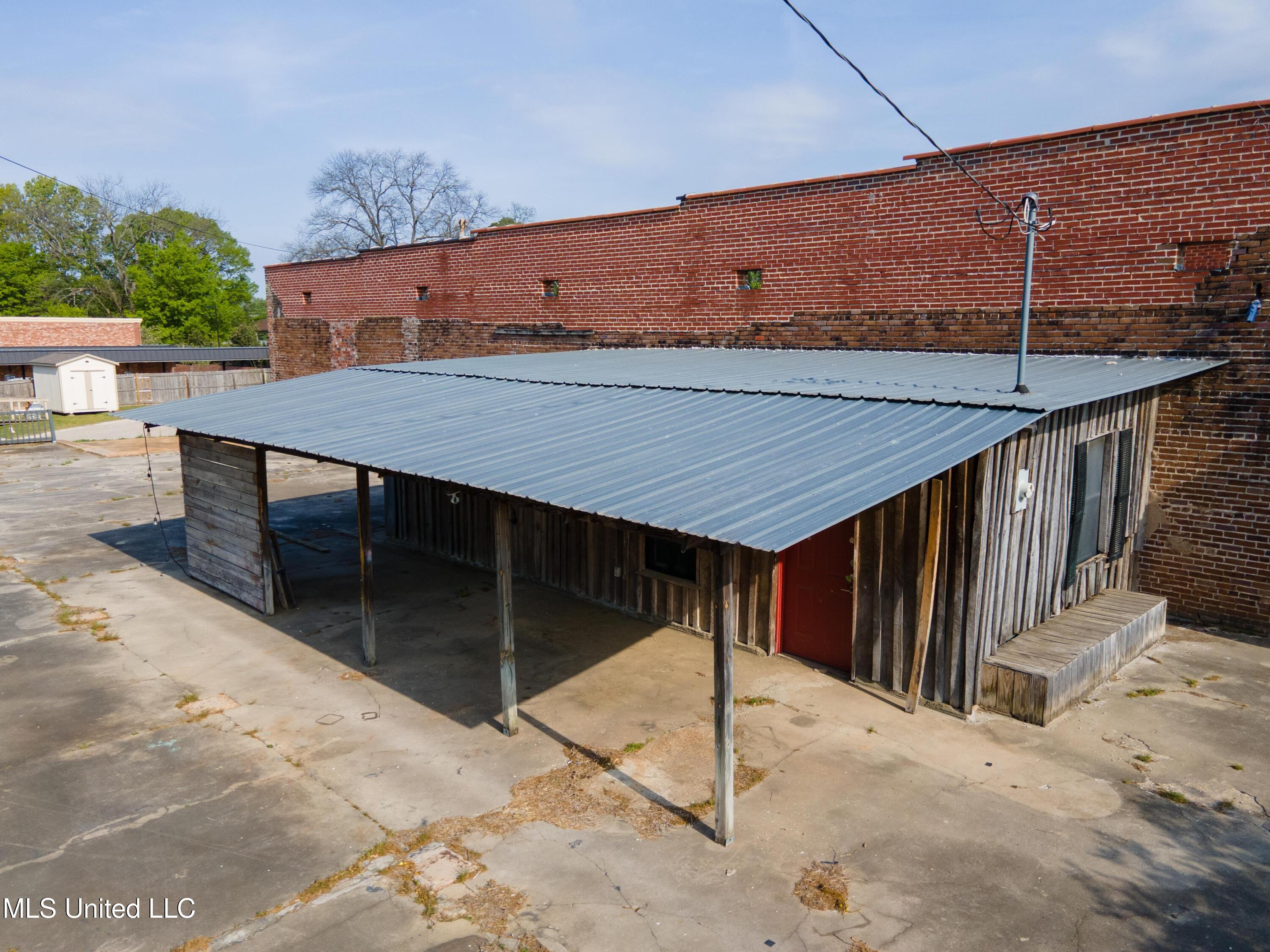 9092 Goodman Road Property Photo 8