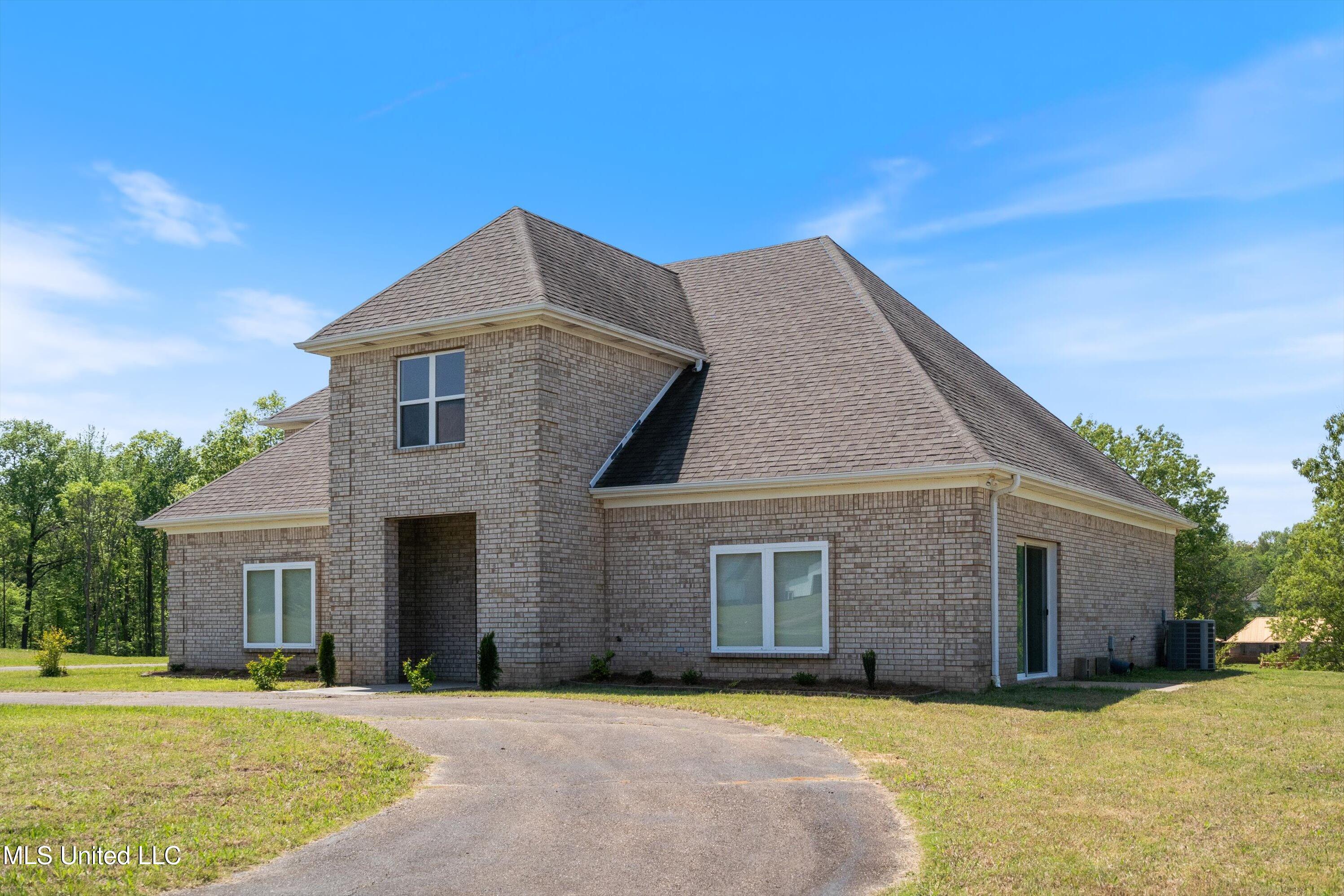 206 Swan Lk Drive Property Photo 1