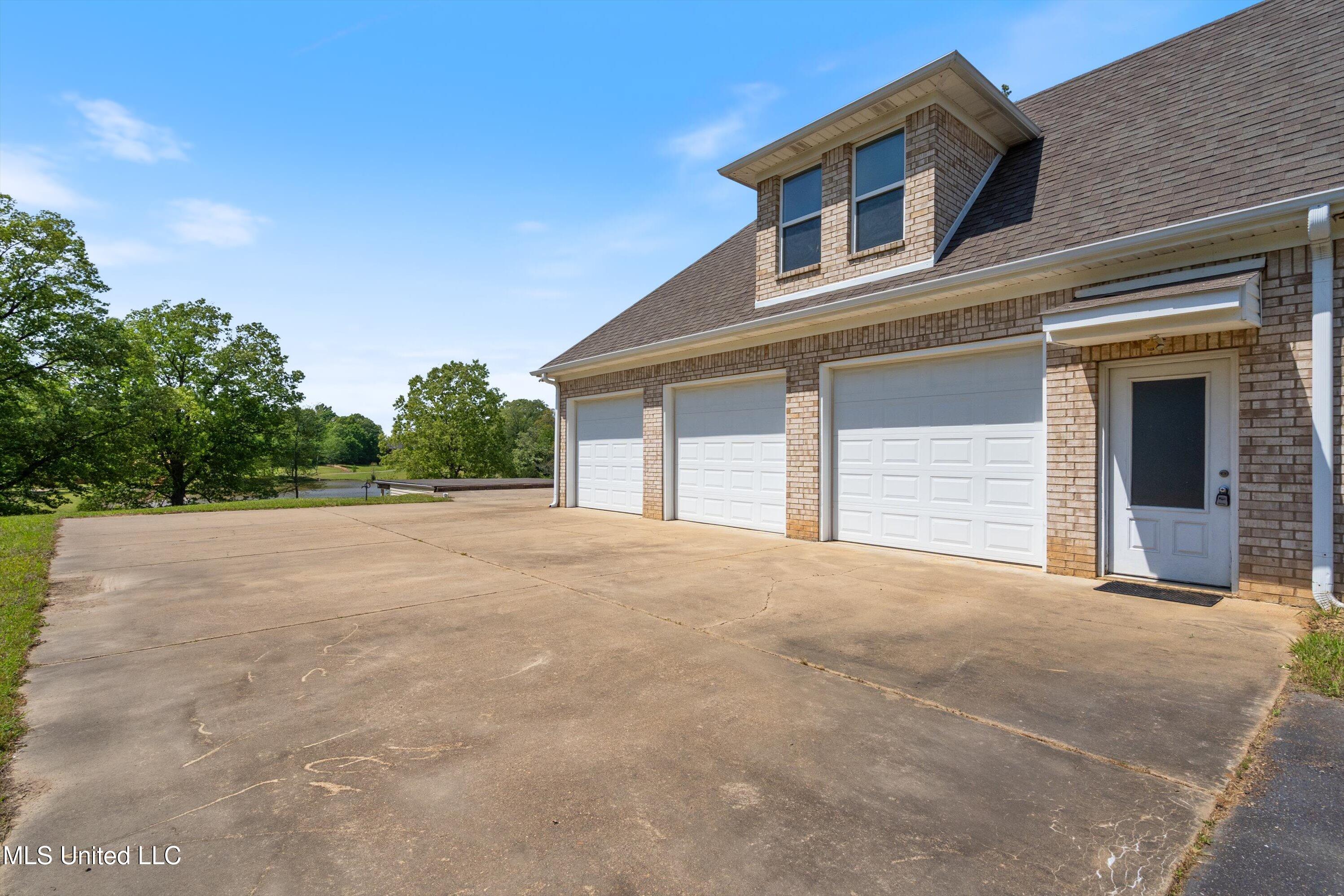 206 Swan Lk Drive Property Photo 6