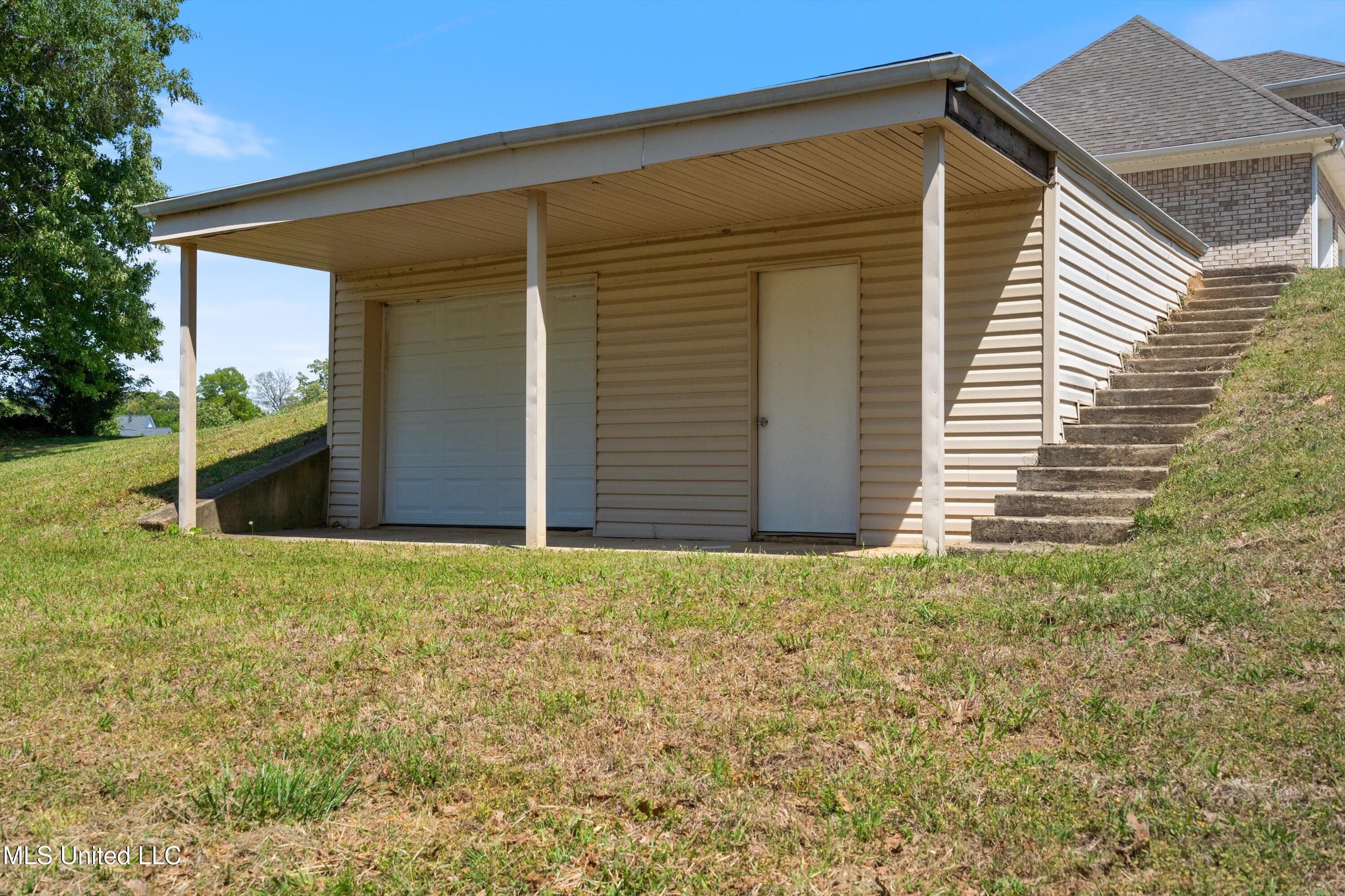 206 Swan Lk Drive Property Photo 9