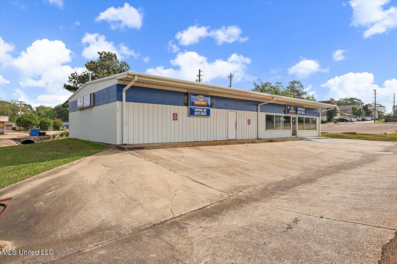 230 Clinton Plaza Property Photo 1