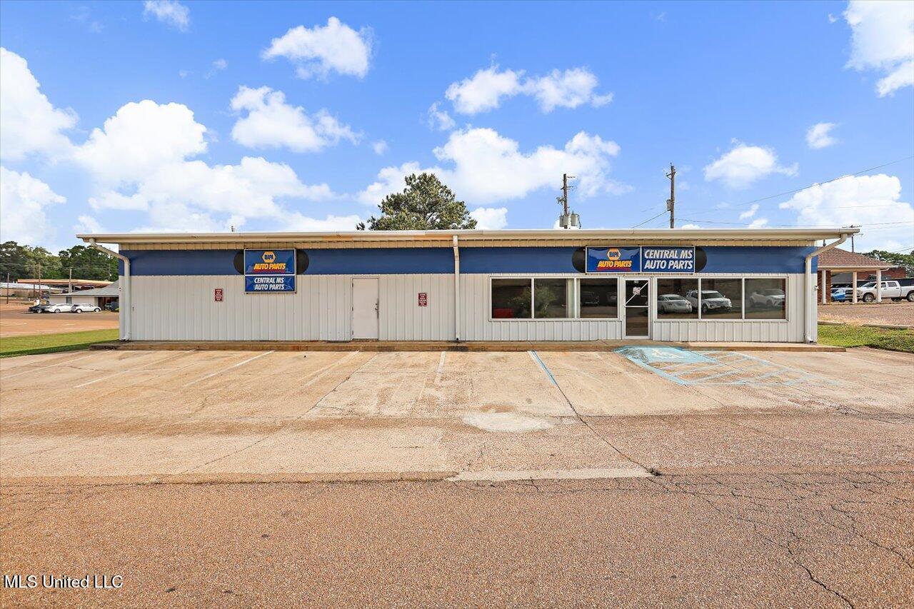 230 Clinton Plaza Property Photo 3