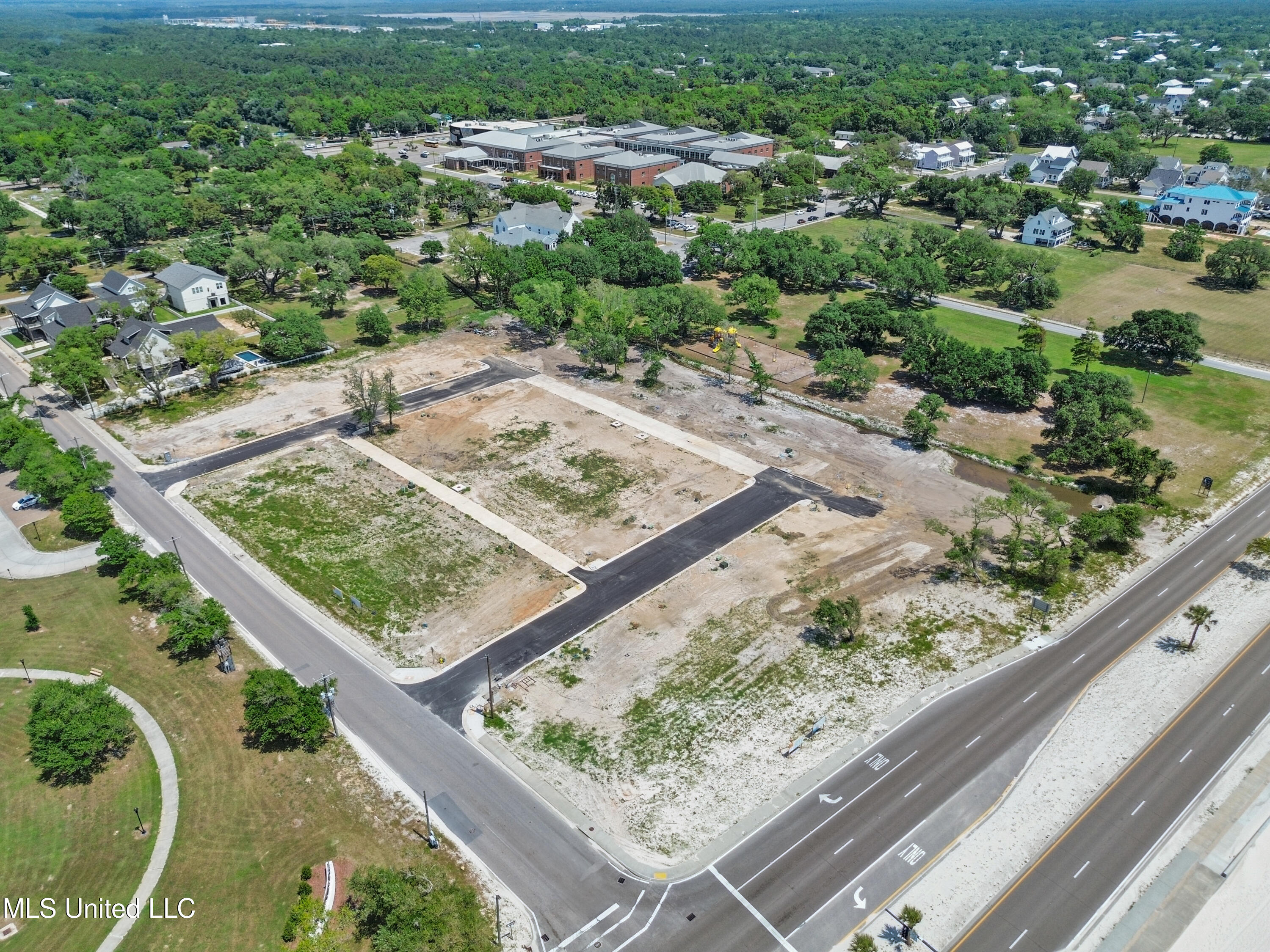 113 Henderson Avenue Property Photo 4