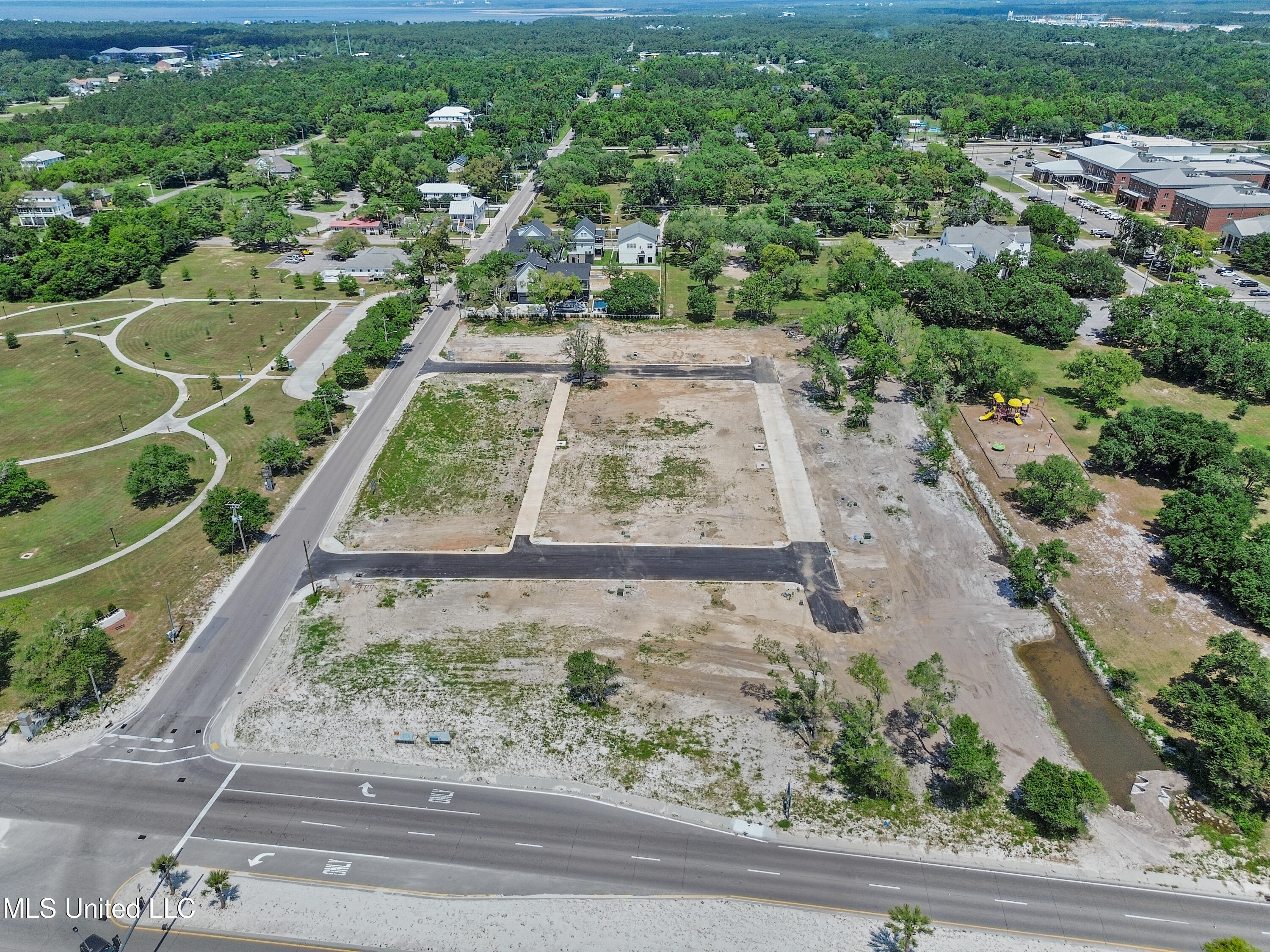 114 Henderson Avenue Property Photo 6