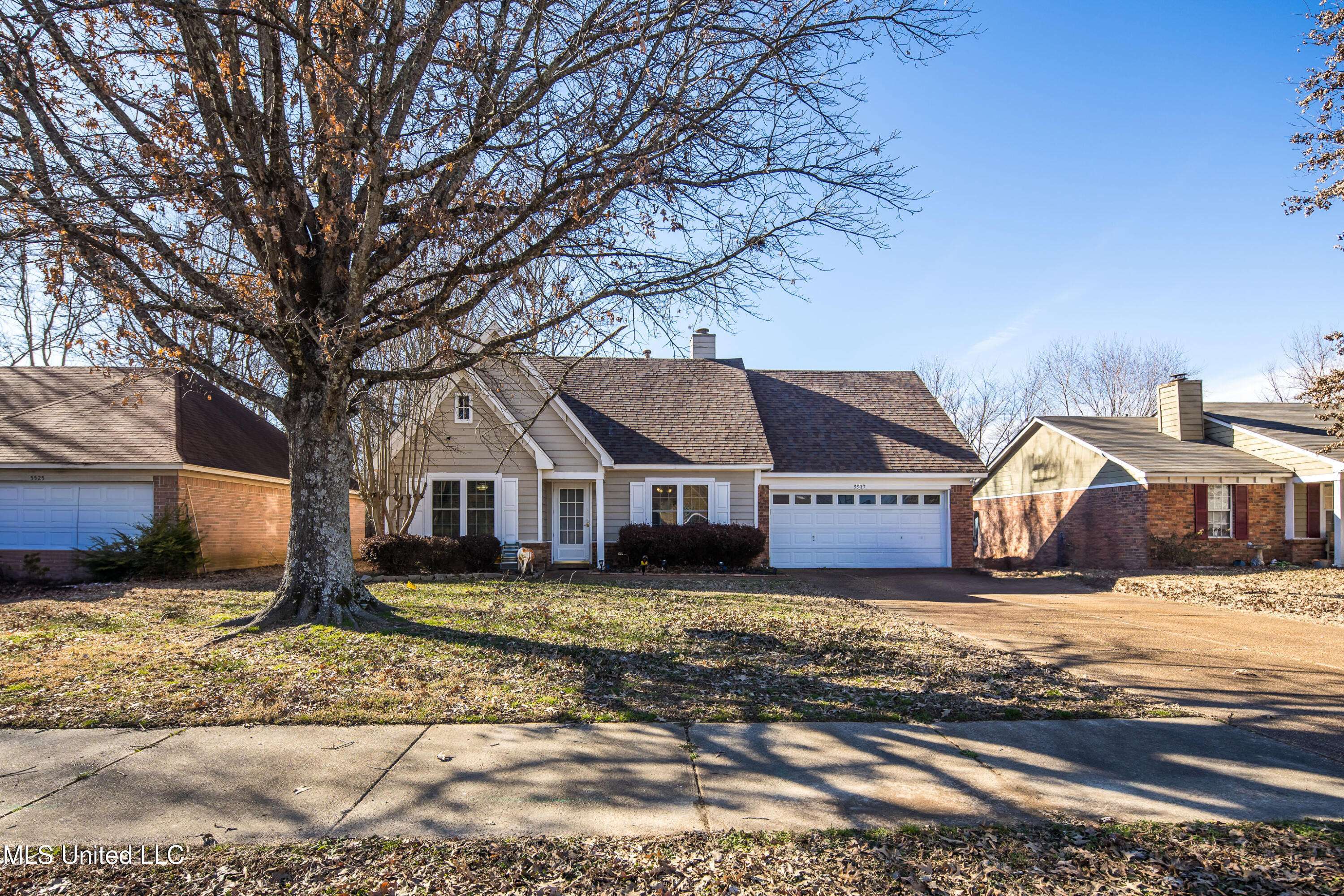 5537 Kentwood Drive Property Photo 1