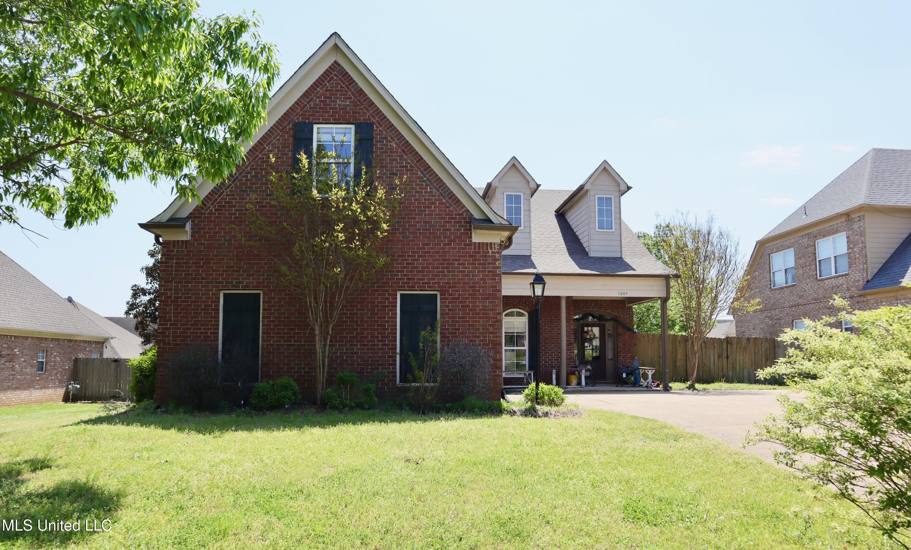3205 N Rosebrook Property Photo 1