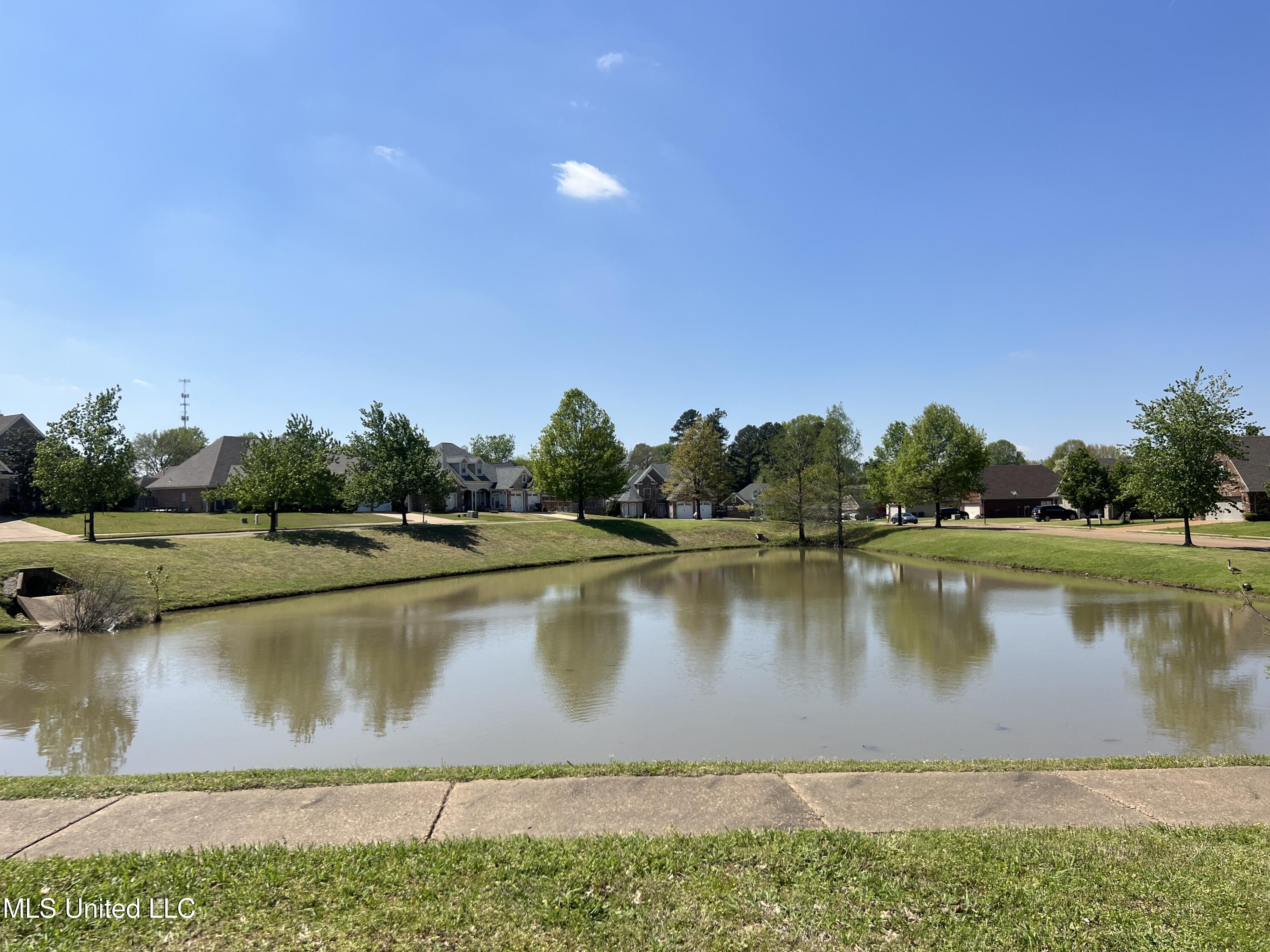 1390 E Lake Front Drive Property Photo 2
