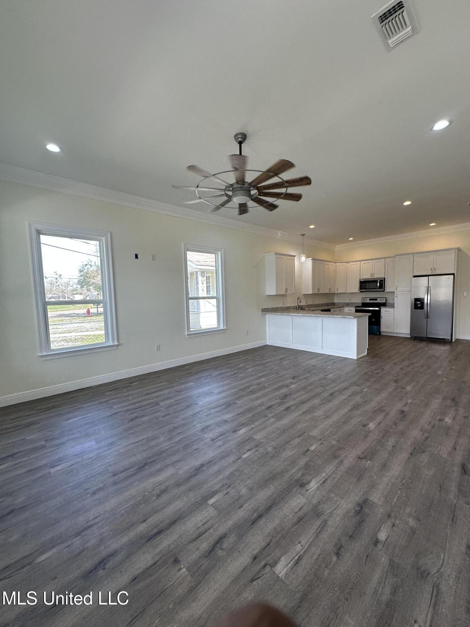 821 Central Avenue Property Photo 4