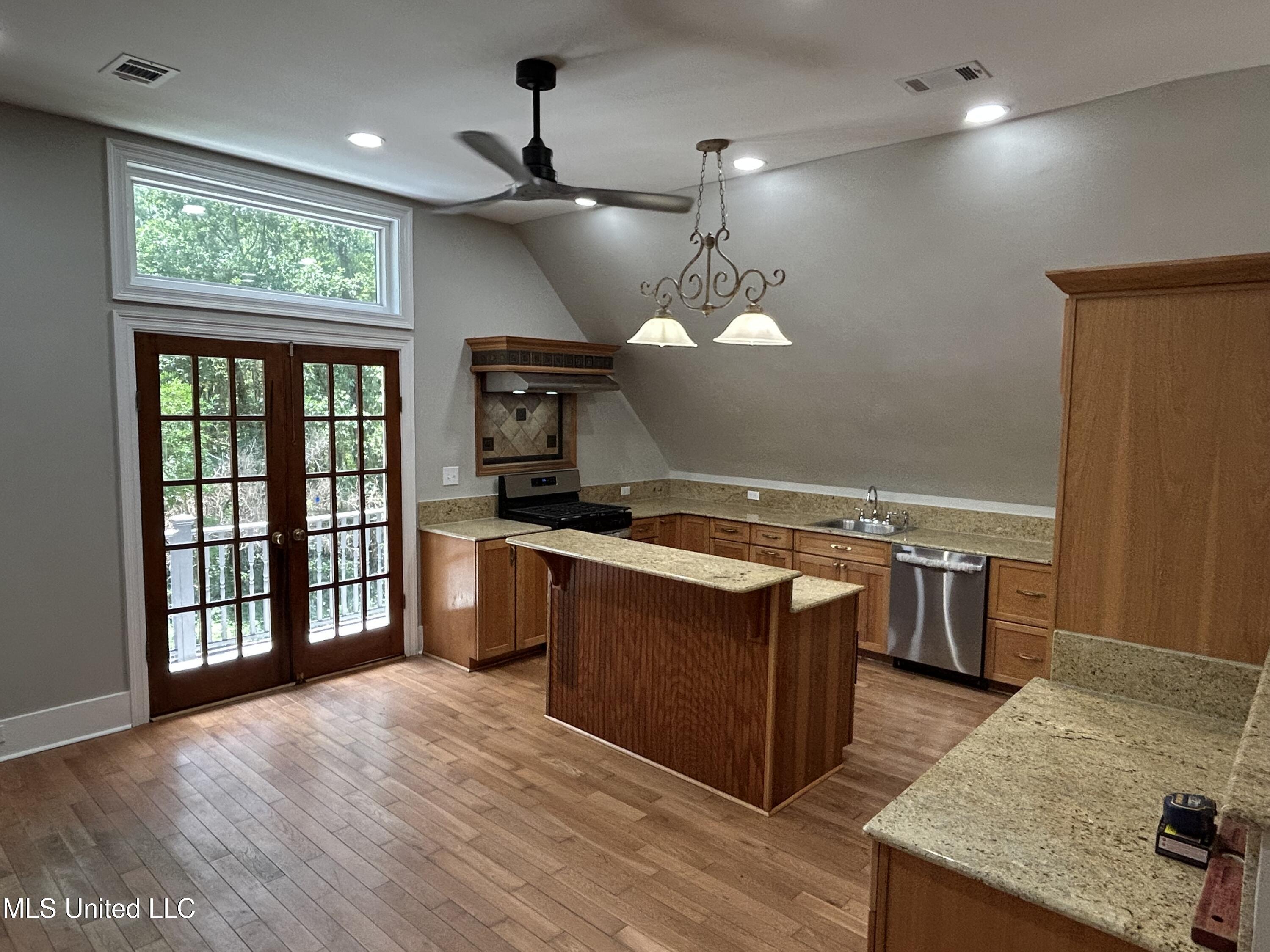 1024 Walnut Street Property Photo 12