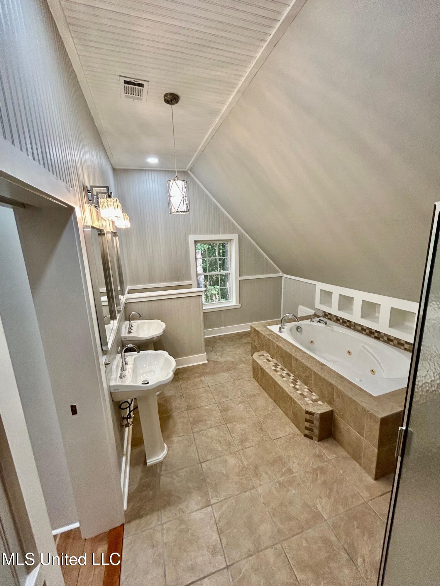 1024 Walnut Street Property Photo 16